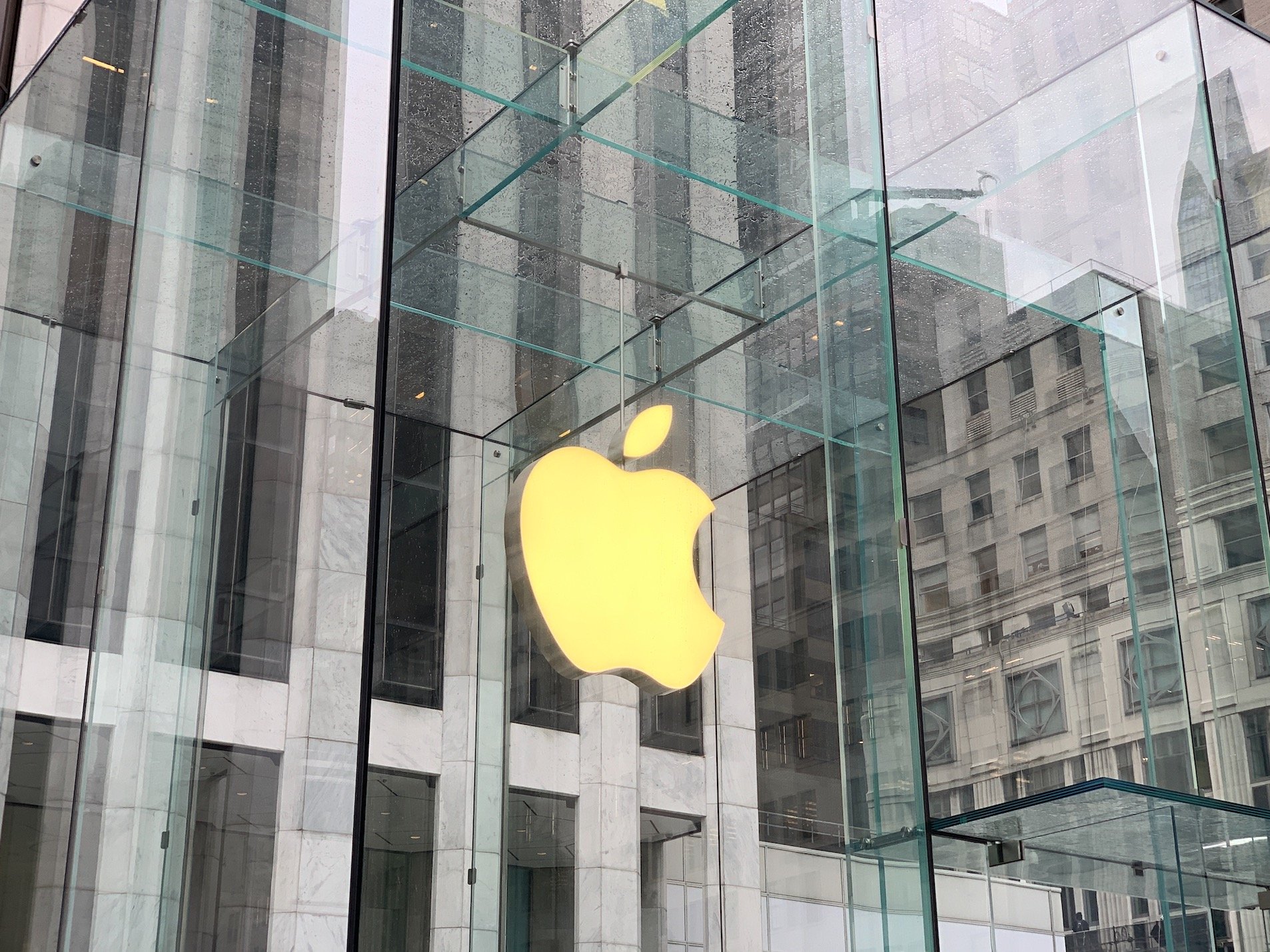 Façade de l'Apple Store Fifth Avenue, à New York / © Nathan Le Gohlisse pour Clubic