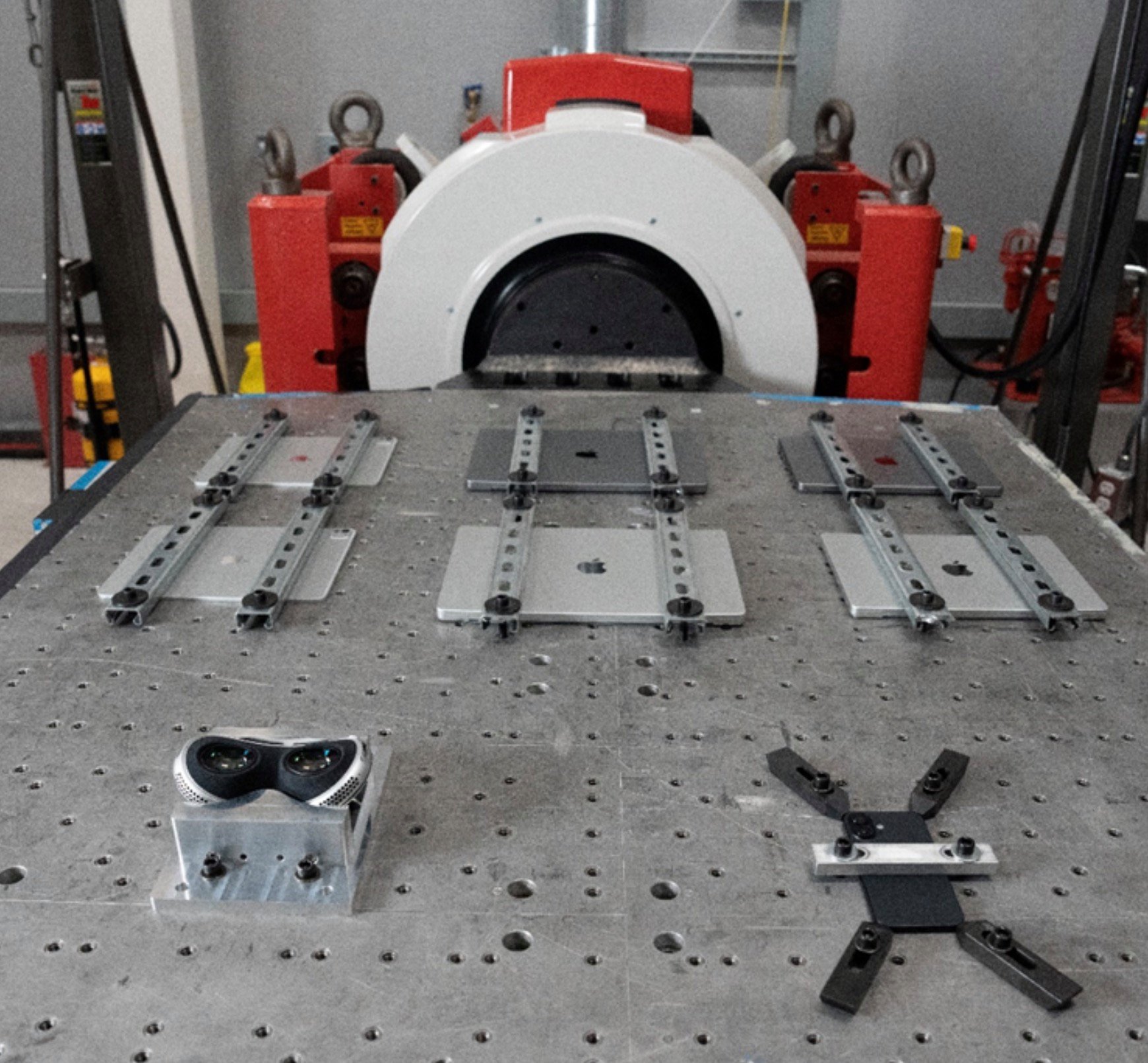 Différents appareils Apple testés pour leur résistance aux secousses sur une table vibrante. © Apple