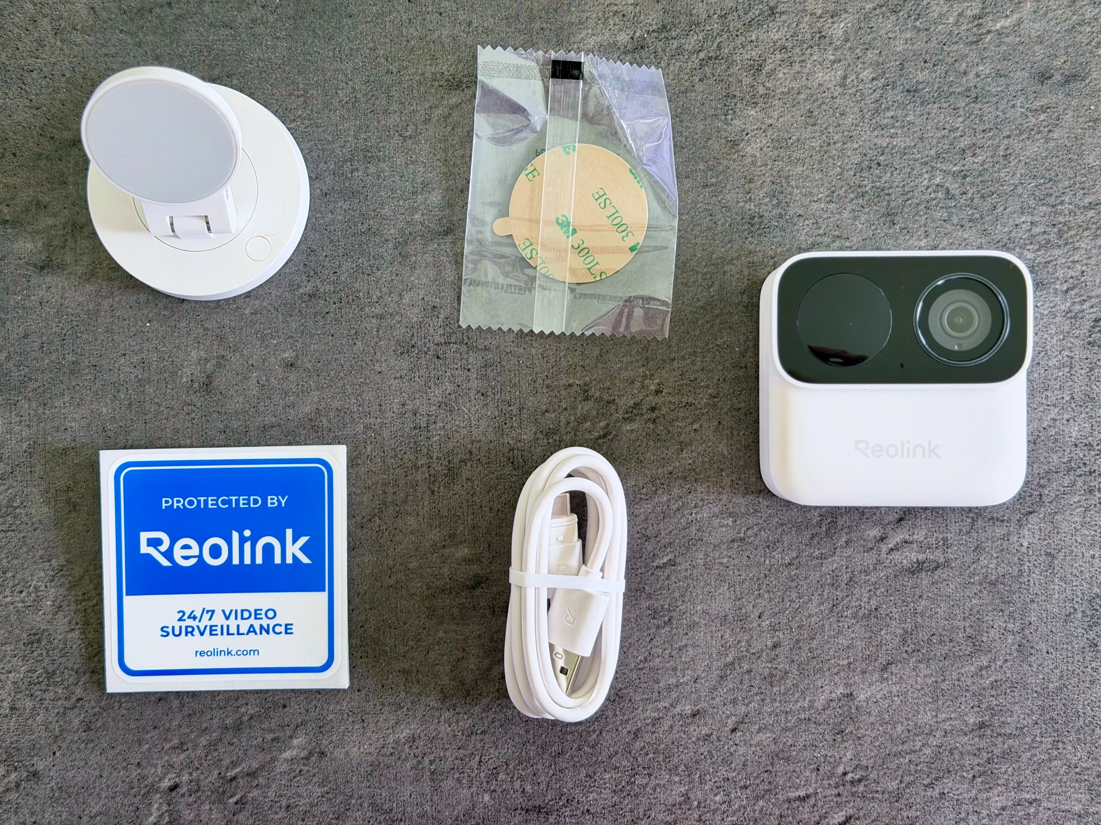 La caméra et ses accessoires fournis ©Mathieu Grumiaux pour Clubic