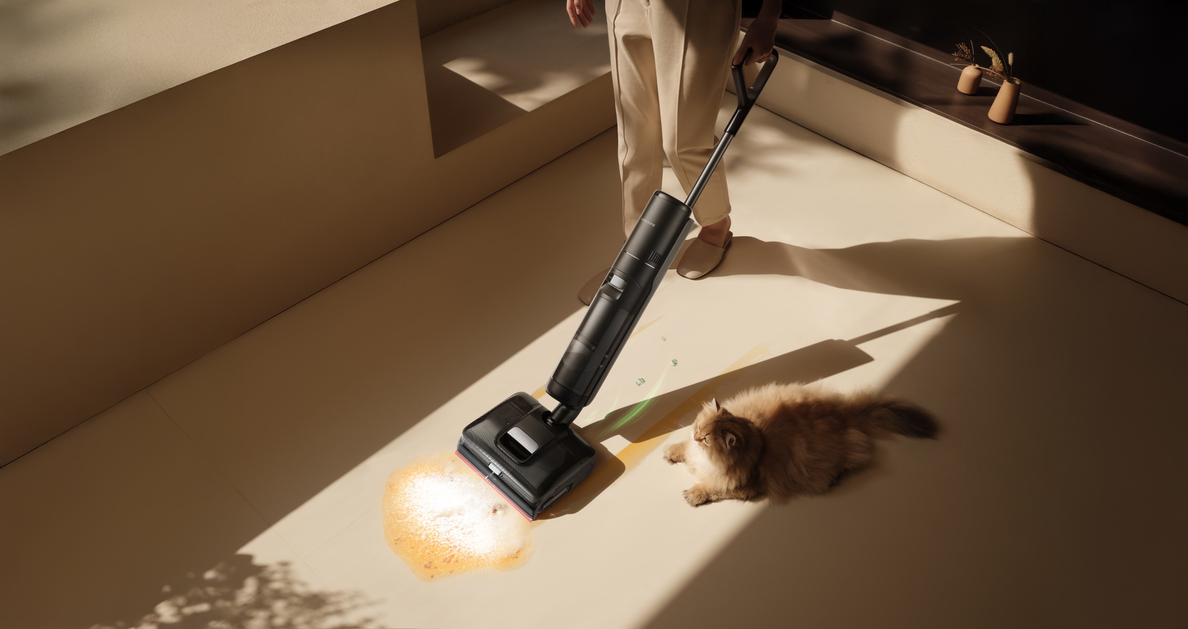 Une projection de mousse sur les taches pour les dissoudre avant nettoyage © Dreame