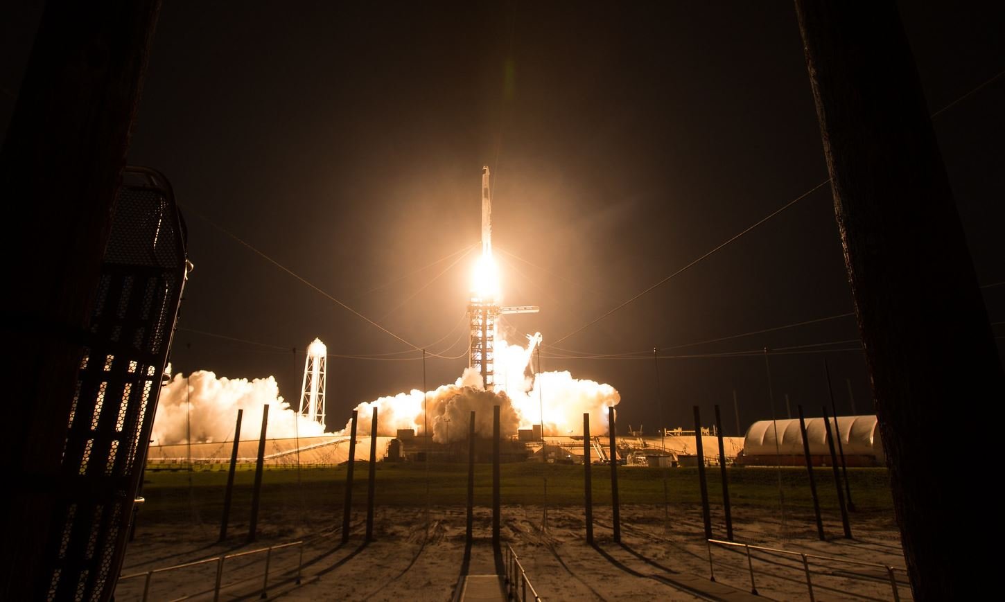 Le décollage, photographié depuis le bas des tyroliennes, qui ne sont utilisées qu'en cas d'urgence et d'évacuation du site lors de l'embarquement. Crédits NASA/Aubrey Gemignani