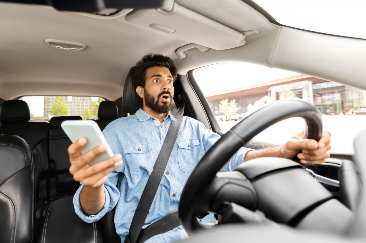 Au volant, quelques instants d'inattention pour une notification peuvent vous coûter la vie - ©Prostock-studio / Shutterstock
