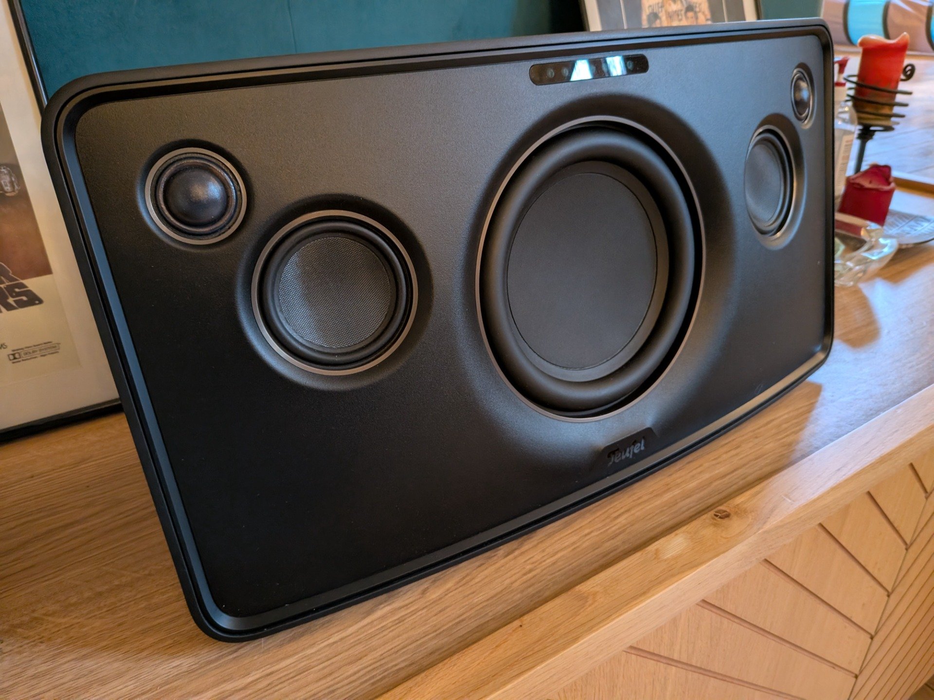 La Motiv XL intègre 5 haut-parleurs (système 4.1). ©Nicolas Guyot pour Clubic