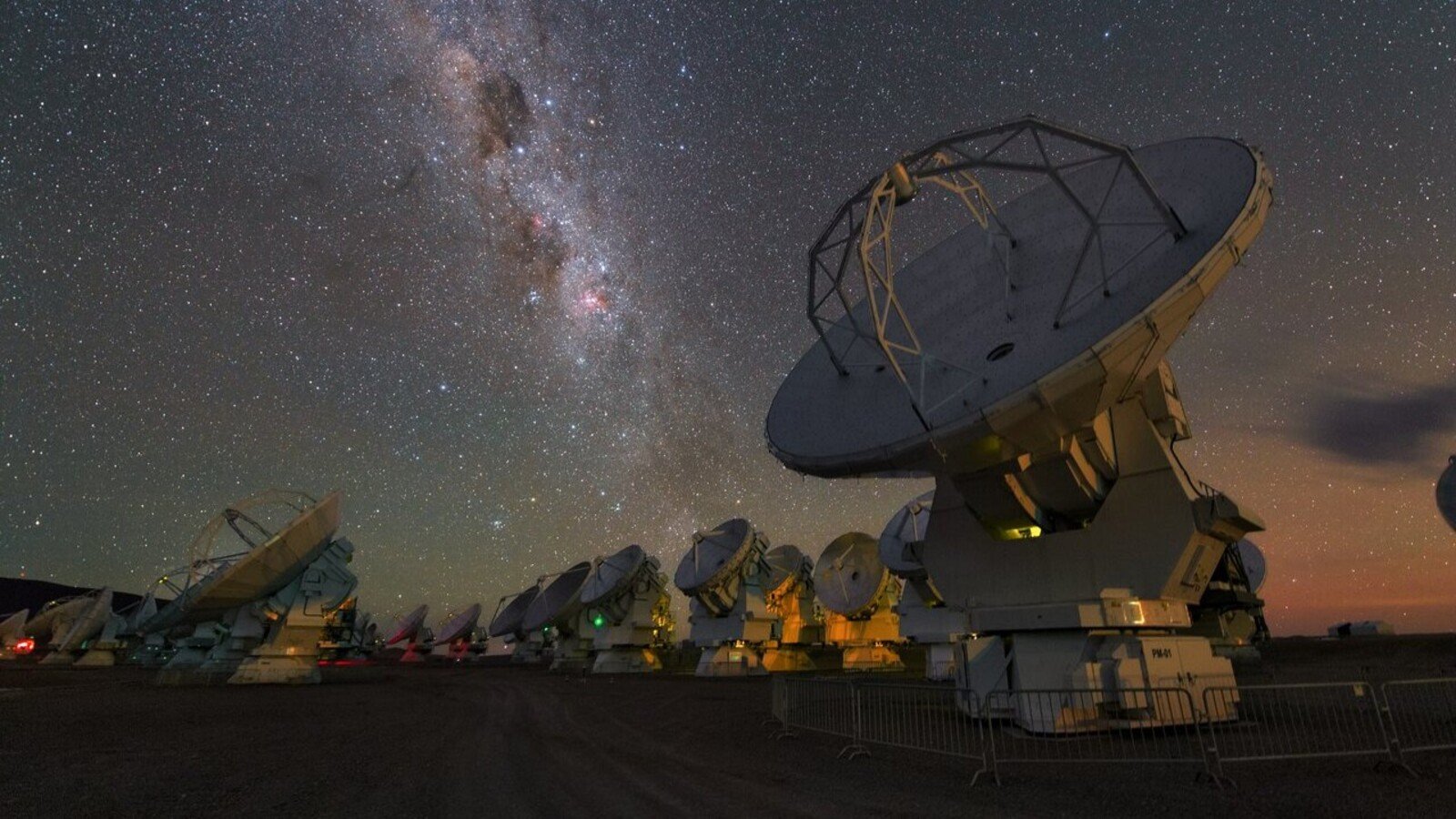 Les antennes d'ALMA, dans le désert chilien de l'Atacama, sous un ciel étoilé traversé par la Voie lactée. © ESO