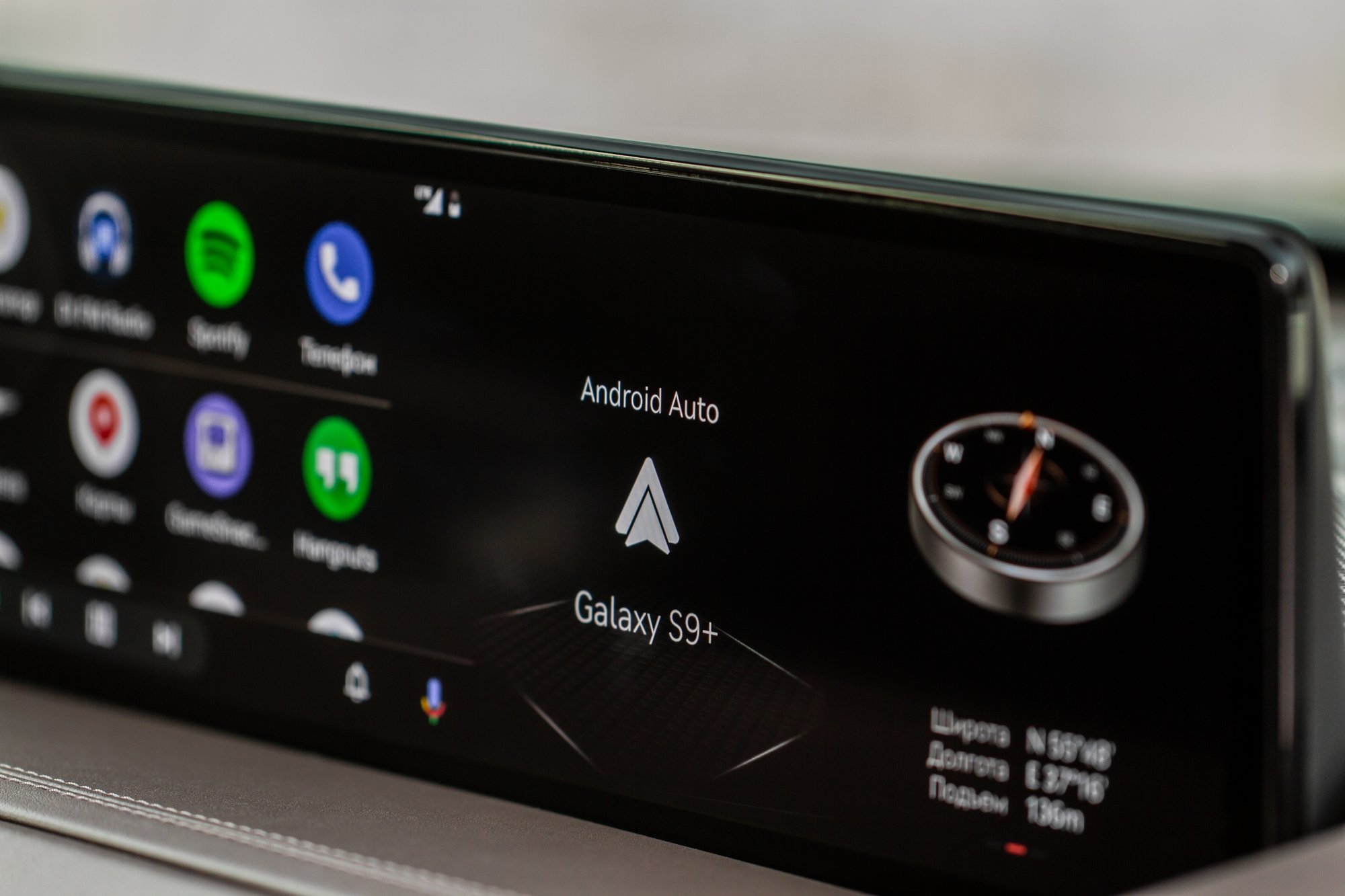 Gemini est disponible globalement dans Android Auto. © Roman Vyshnikov / Shutterstock