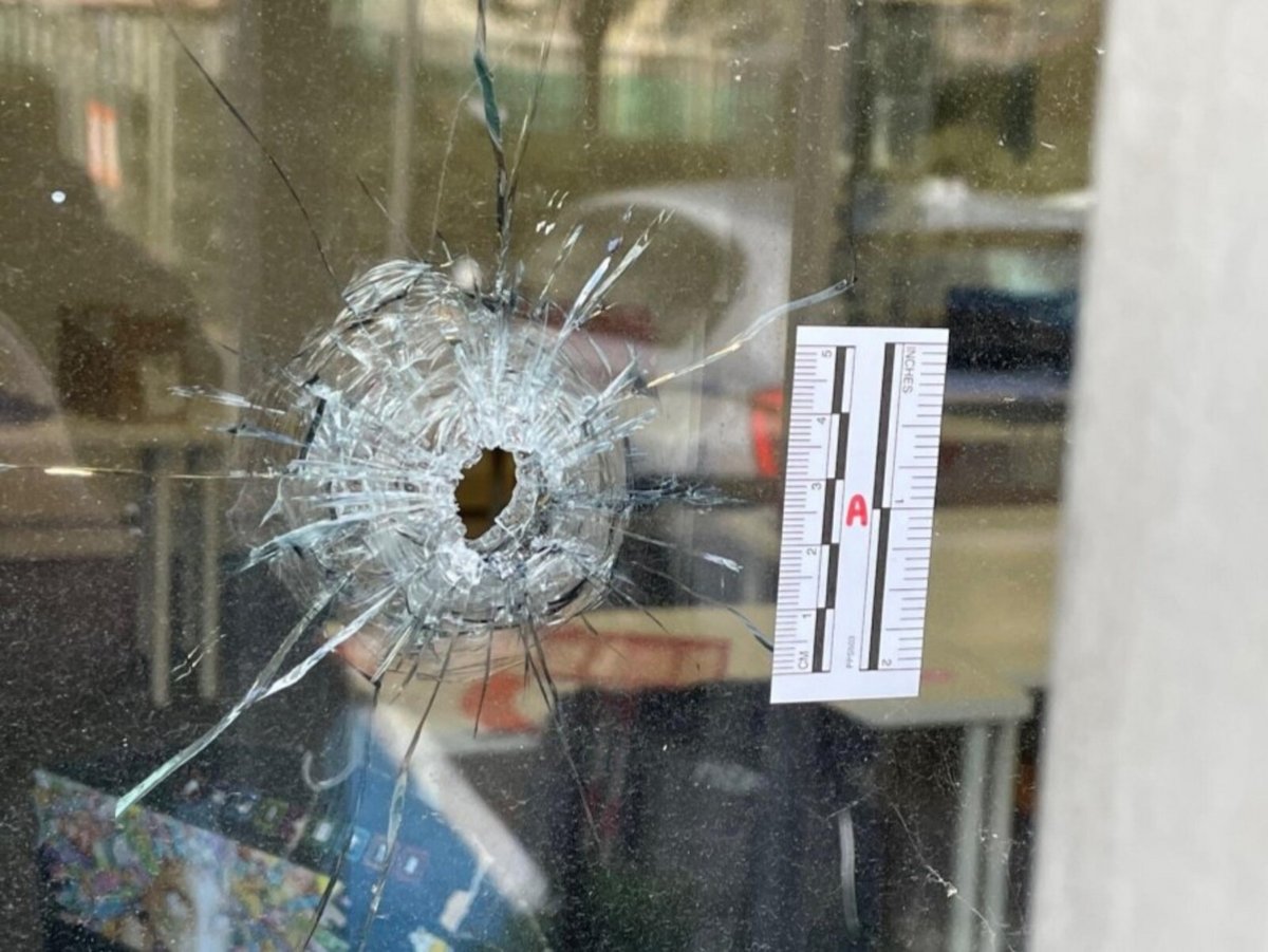 Les impacts de balles sont plus que visibles sur le site Orange de Saint-Mauront à Marseille. © Cliché envoyé par la CFE-CGC Orange