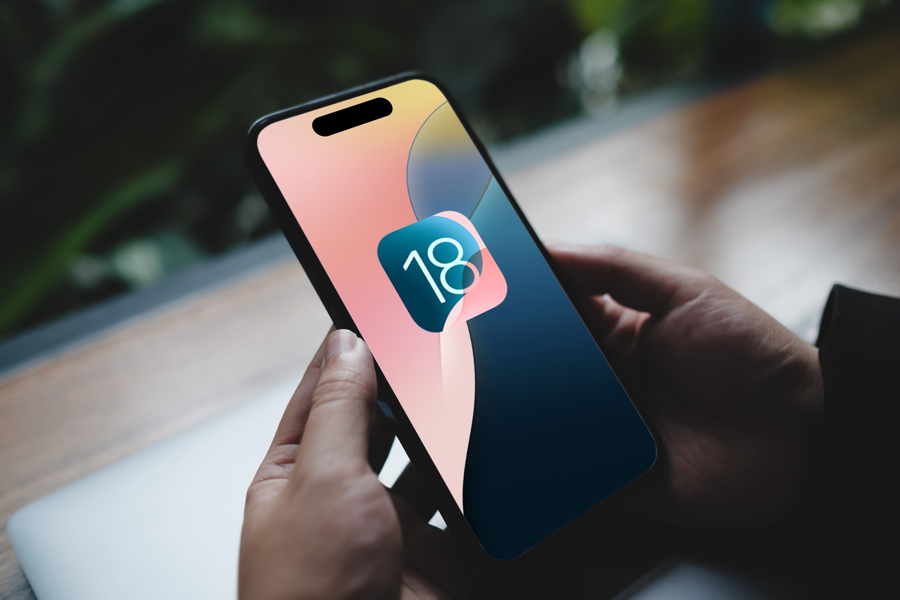 Il serait judicieux d'installer la nouvelle mise à jour iOS 18.3.1 © Thaspol Sangsee / Shutterstock.com