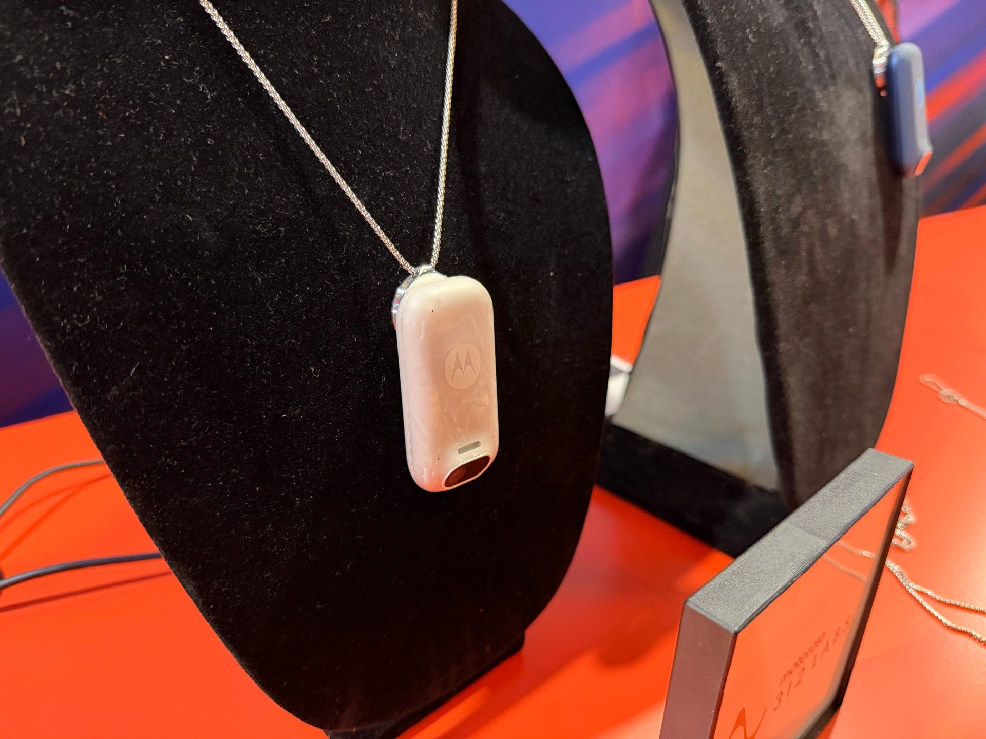 Pas très élégant ni compact, Maxwell a été imaginé pour se porter au cou… Toute la journée ? ©Clubic