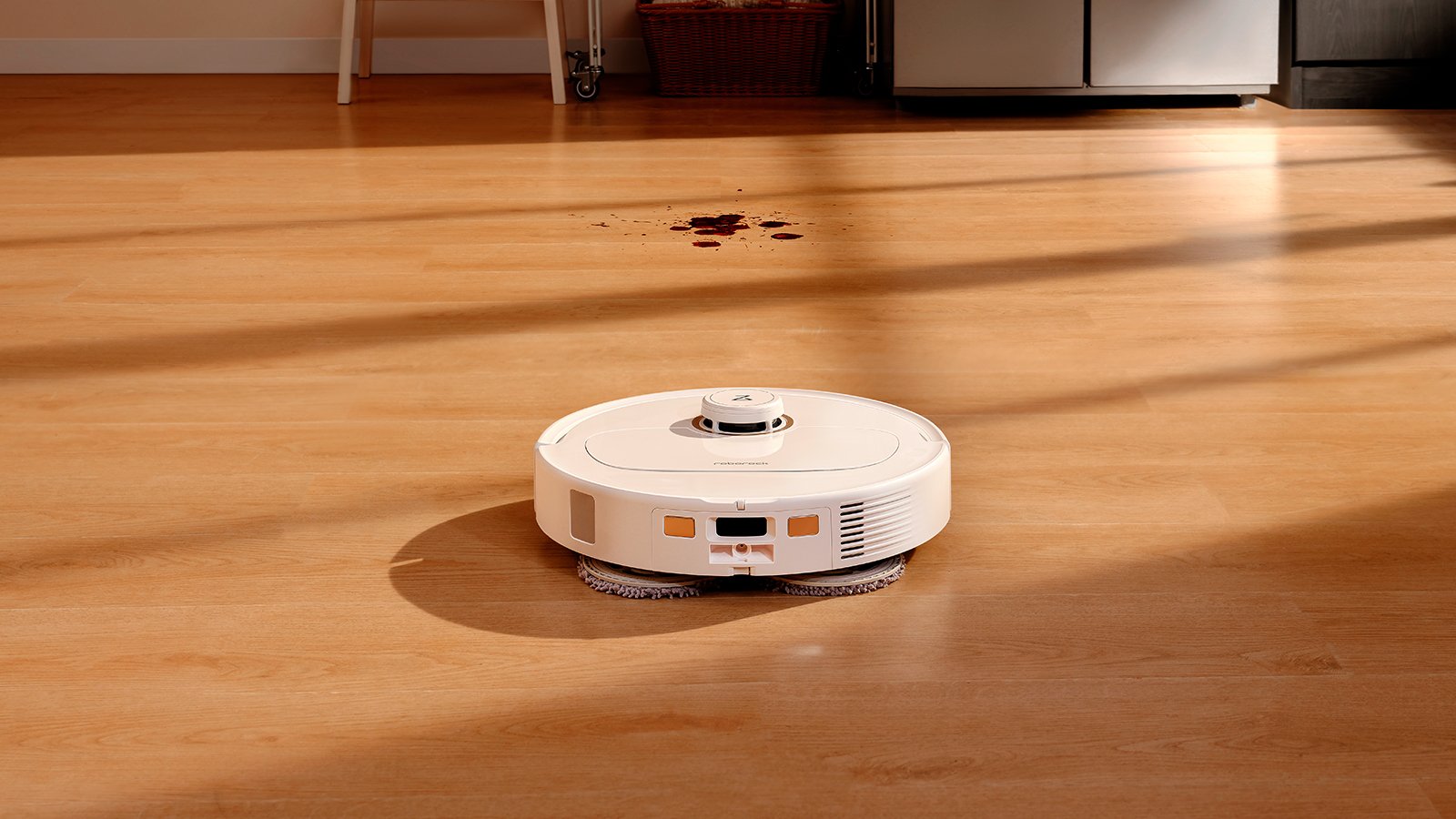 Ses deux serpillières rotatives exercent une pression constante pour éliminer les taches incrustées ©Roborock