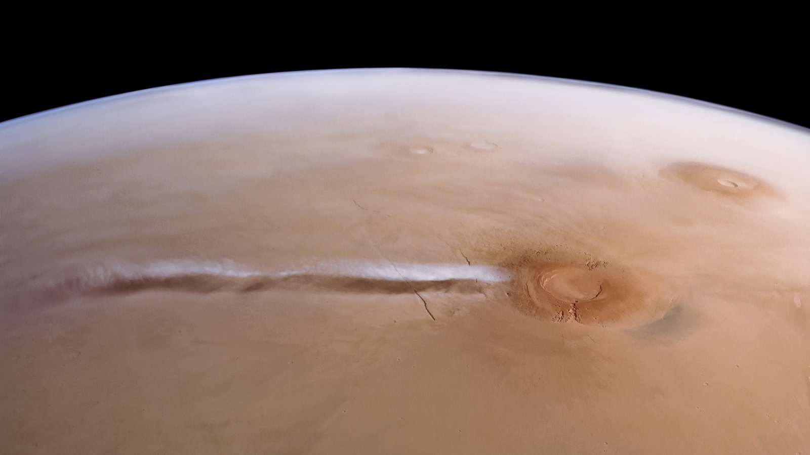 À l’automne 2018, plusieurs internautes ont d’abord cru voir un panache volcanique au-dessus d’Arsia Mons, et il a fallu la VMC, la caméra de surveillance de Mars Express, pour suivre le nuage dans son ensemble - ©ESA/DLR/FU Berlin