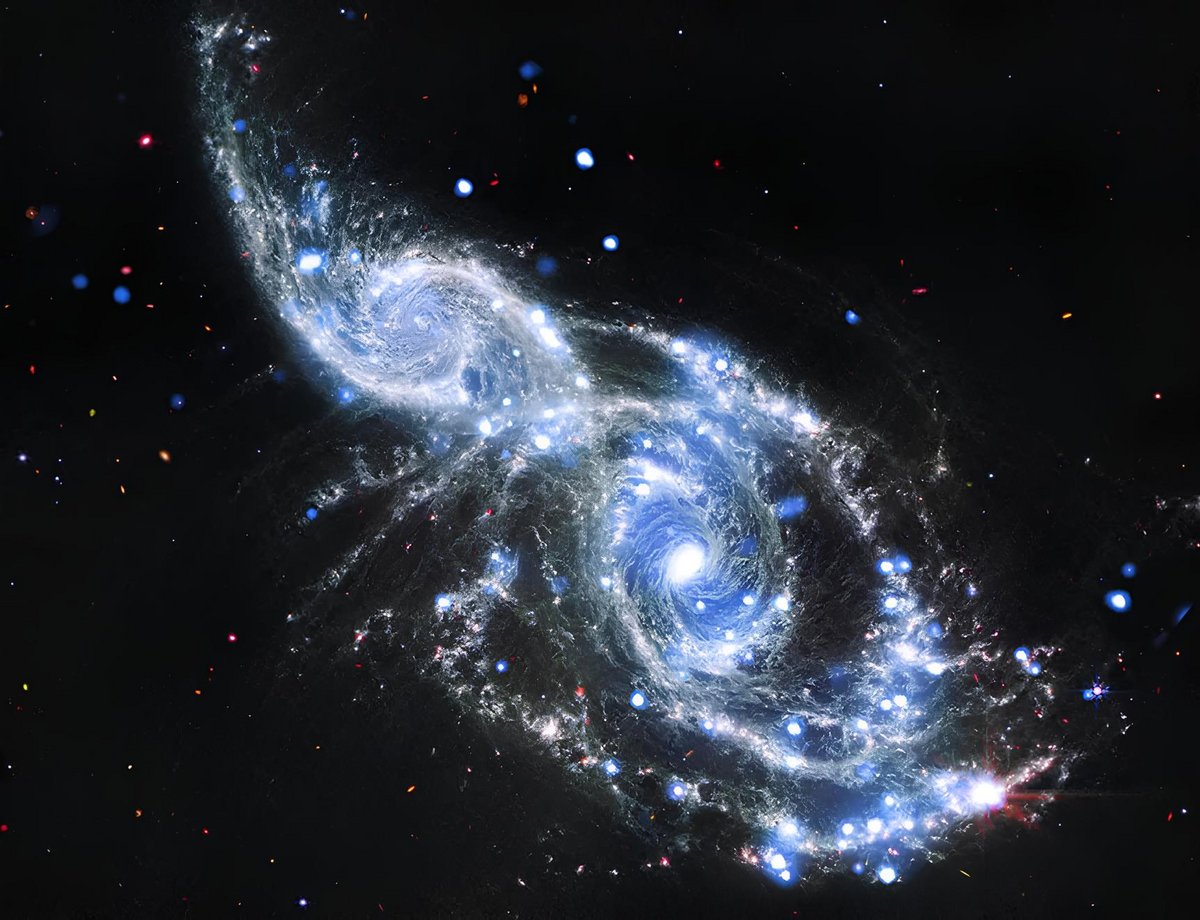 Cette image de la collision est un mix fusionnant les données infrarouges de James Webb (JWST) et les rayons X du télescope Chandra. © X-ray: NASA/CXC/SAO; Infrared: NASA/ESA/CSA/STScI/Webb
