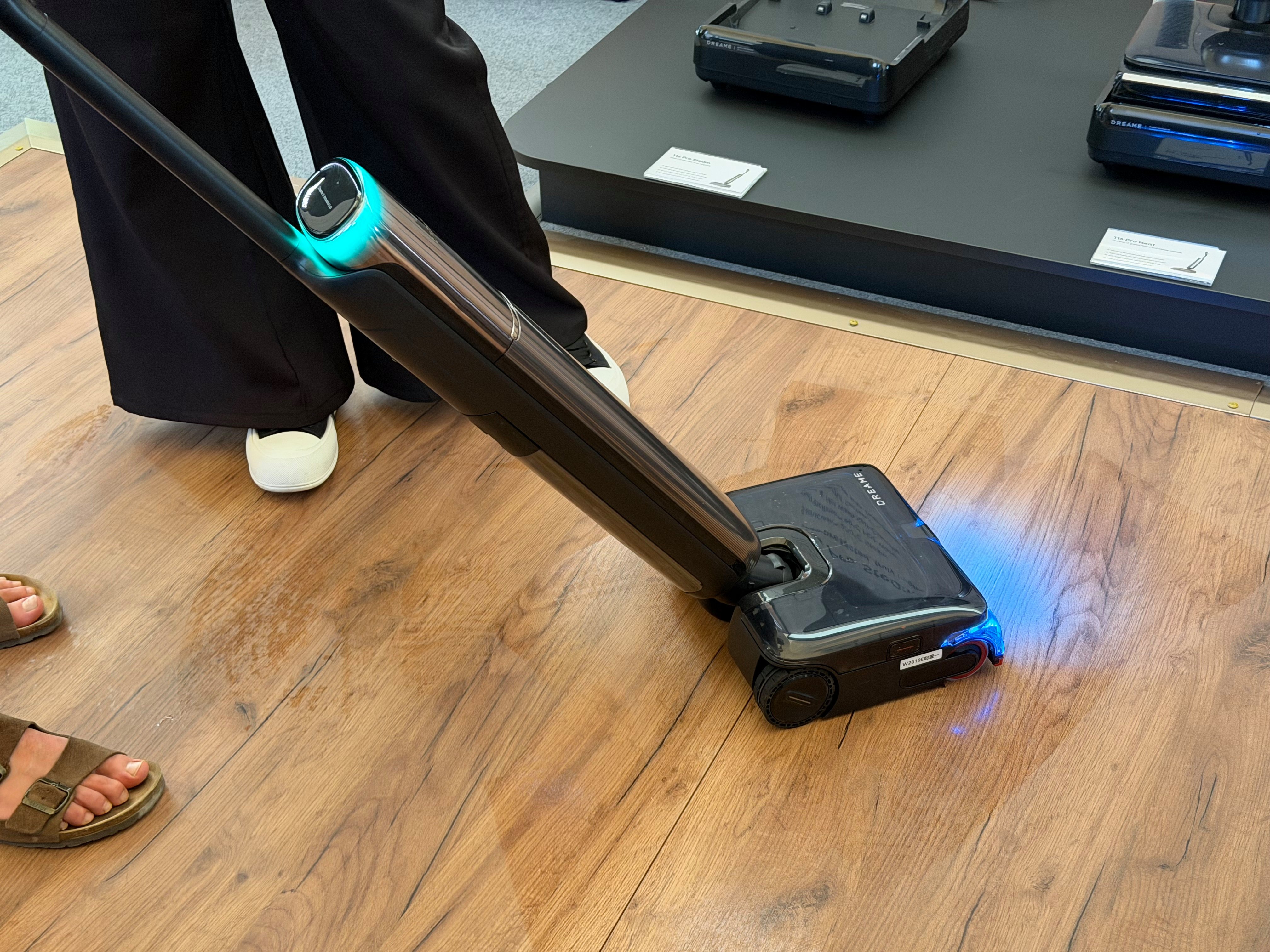 Et de deux nouvelles gammes d'aspirateurs laveurs pour la marque ©Mathieu Grumiaux pour Clubic
