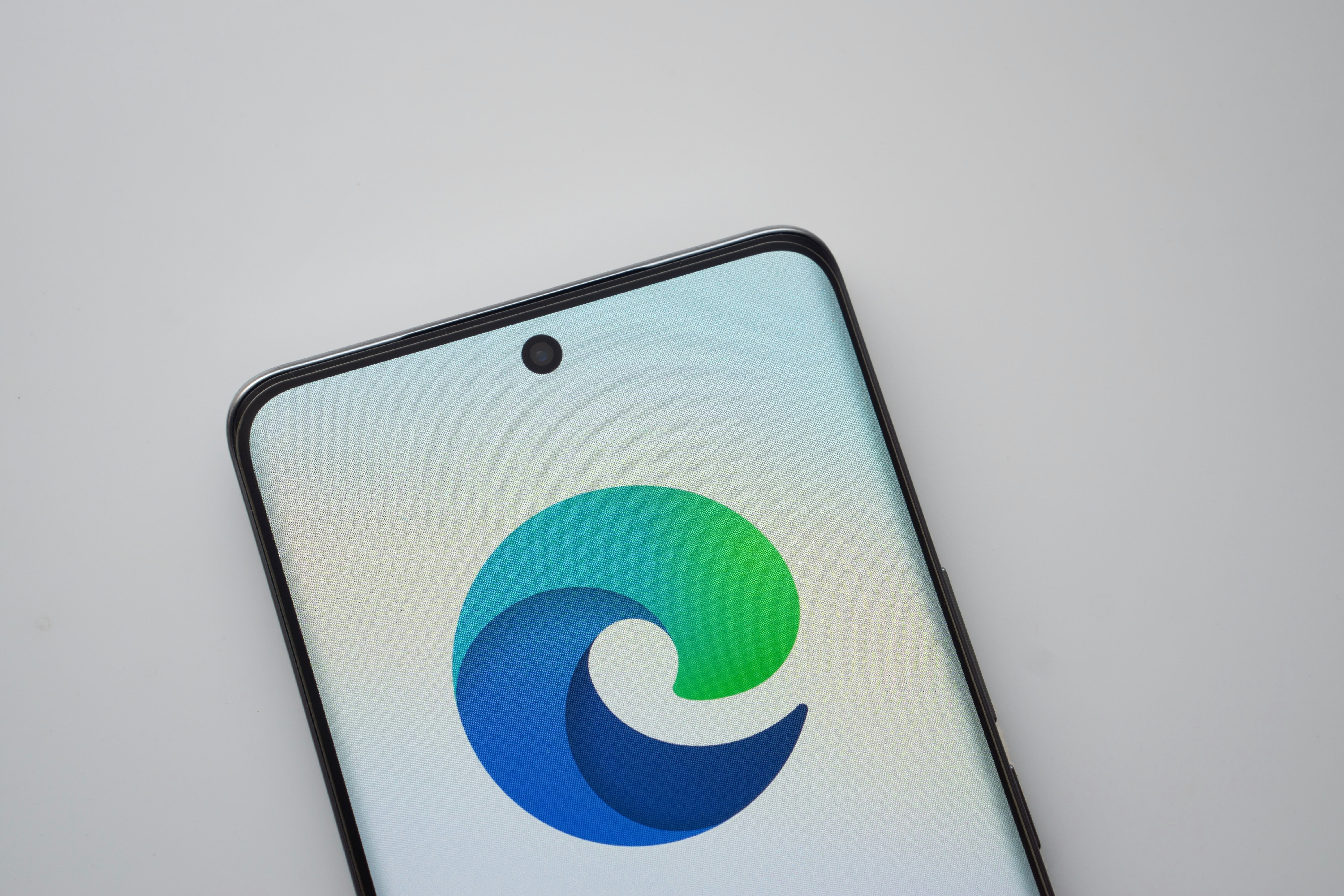 Alors que Google continue de resserrer l'étau autour des bloqueurs de publicités sur Chrome avec son très controversé Manifest V3, Microsoft prend le contre-pied et ouvre grand les portes de son navigateur Edge sur mobile. © Shutterstock