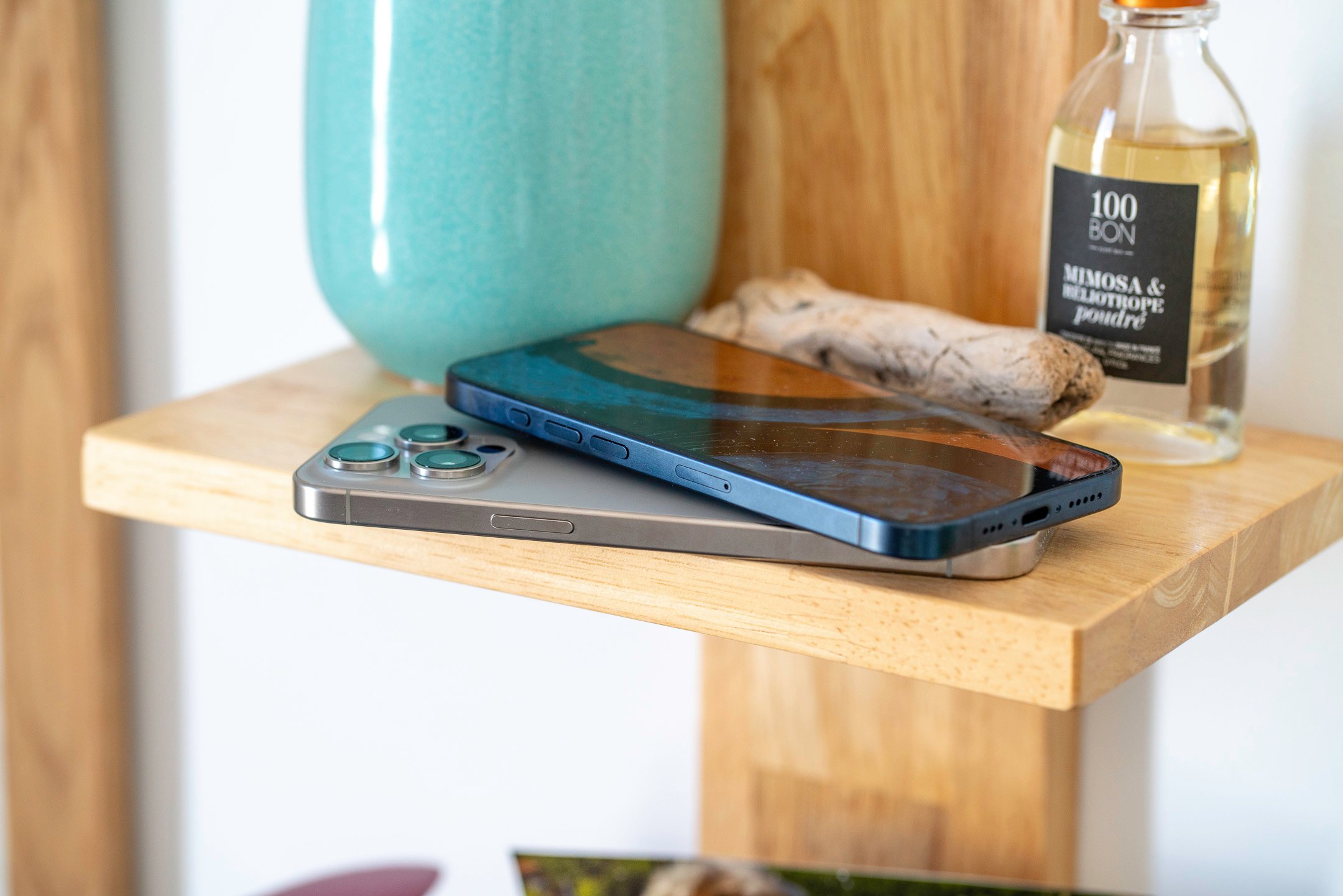 L'iPhone 15 Pro et l'iPhone 15 Pro Max frimant avec leur port USB-C © Pierre Crochart pour Clubic