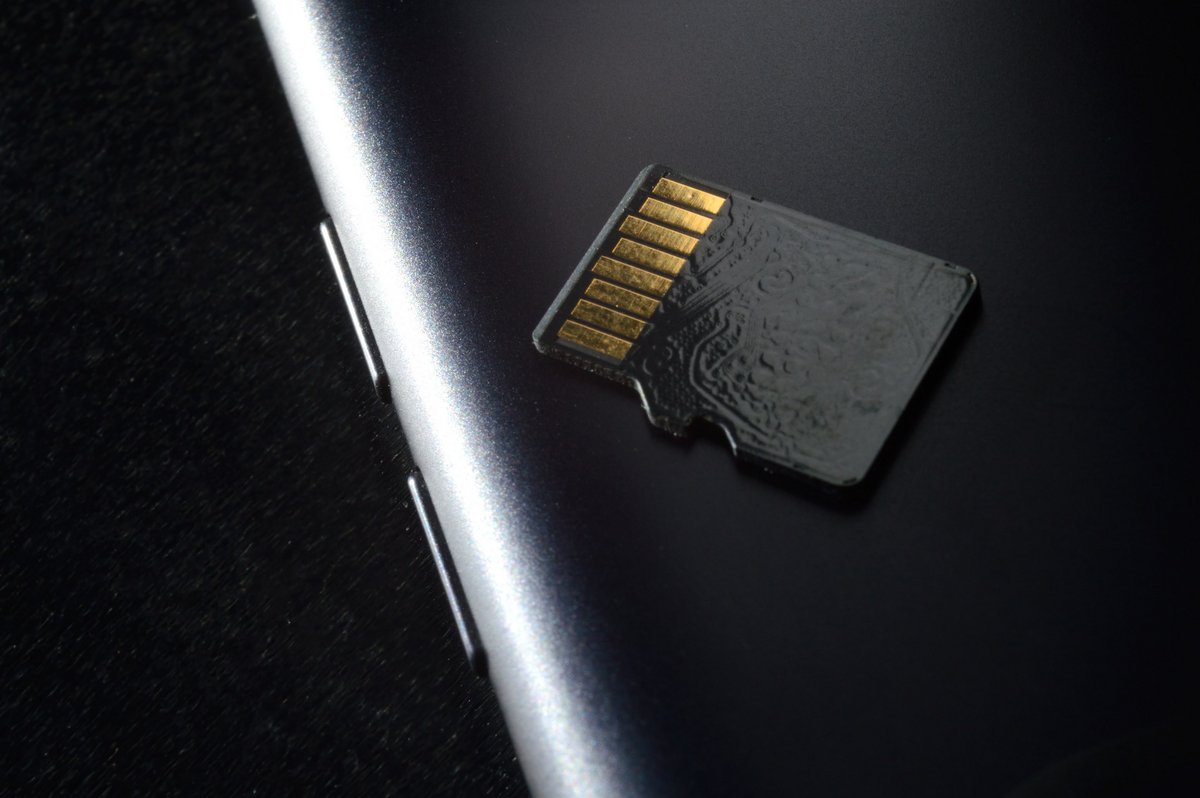 Vers un retour salvateur du port Micro-SD en période de disette ? © Shutterstock