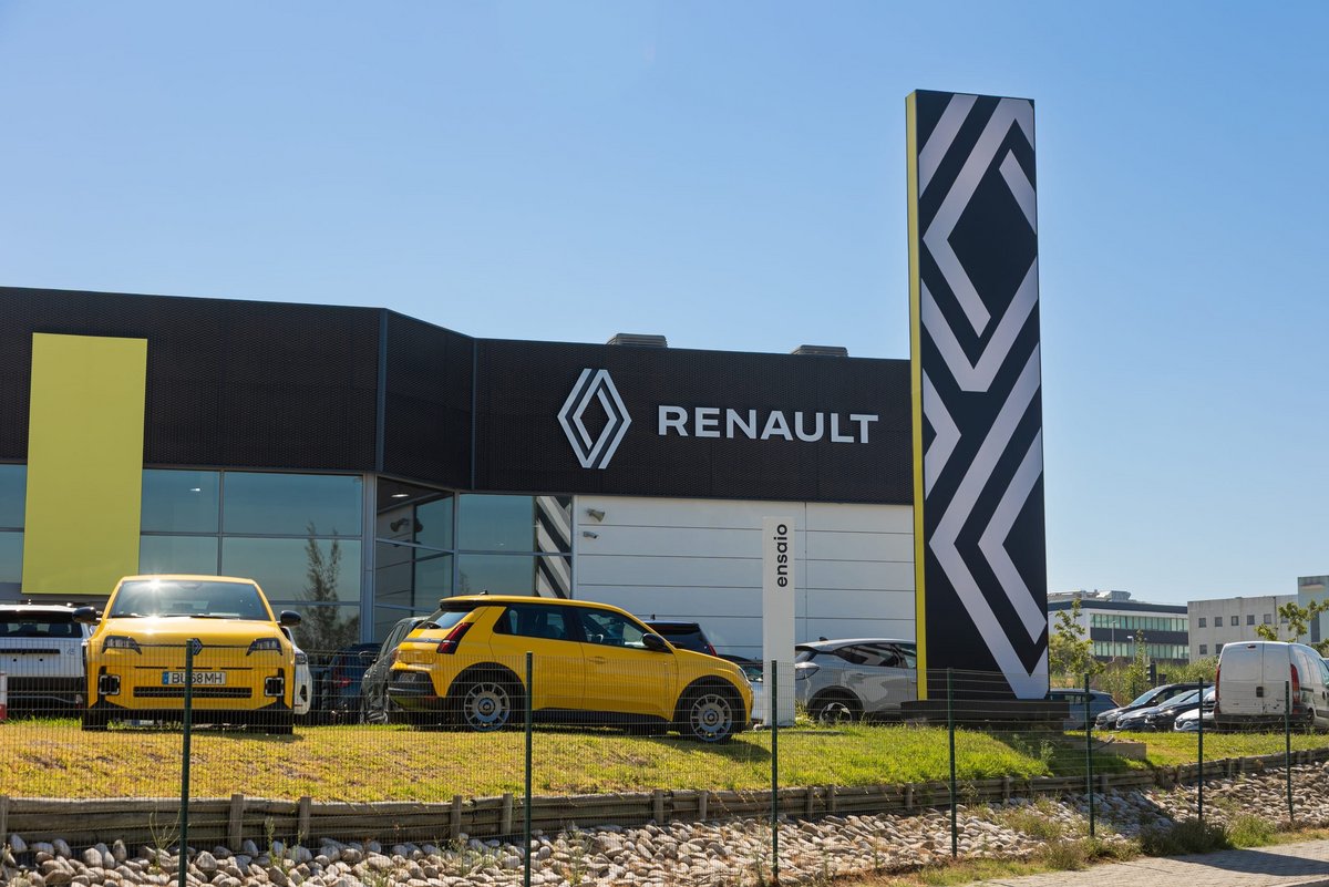 Acheter un véhicule électrique bien européen, comme ici la Renault R5 électrique, permet de profiter d'un coup de pouce financier supplémentaire © C-R-V / Shutterstock.com