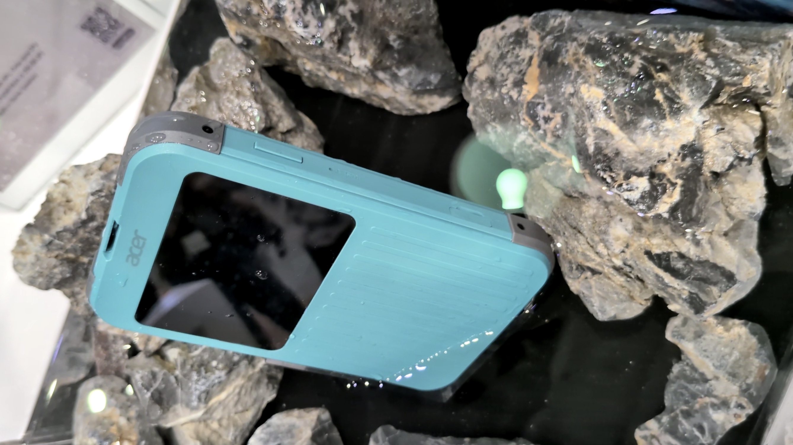 Le modem-routeur 5G Acer Connect M4 a la particularité d'être renforcé et IP68. L'eau ne lui fait pas peur ! ©Nicolas Guyot pour Clubic