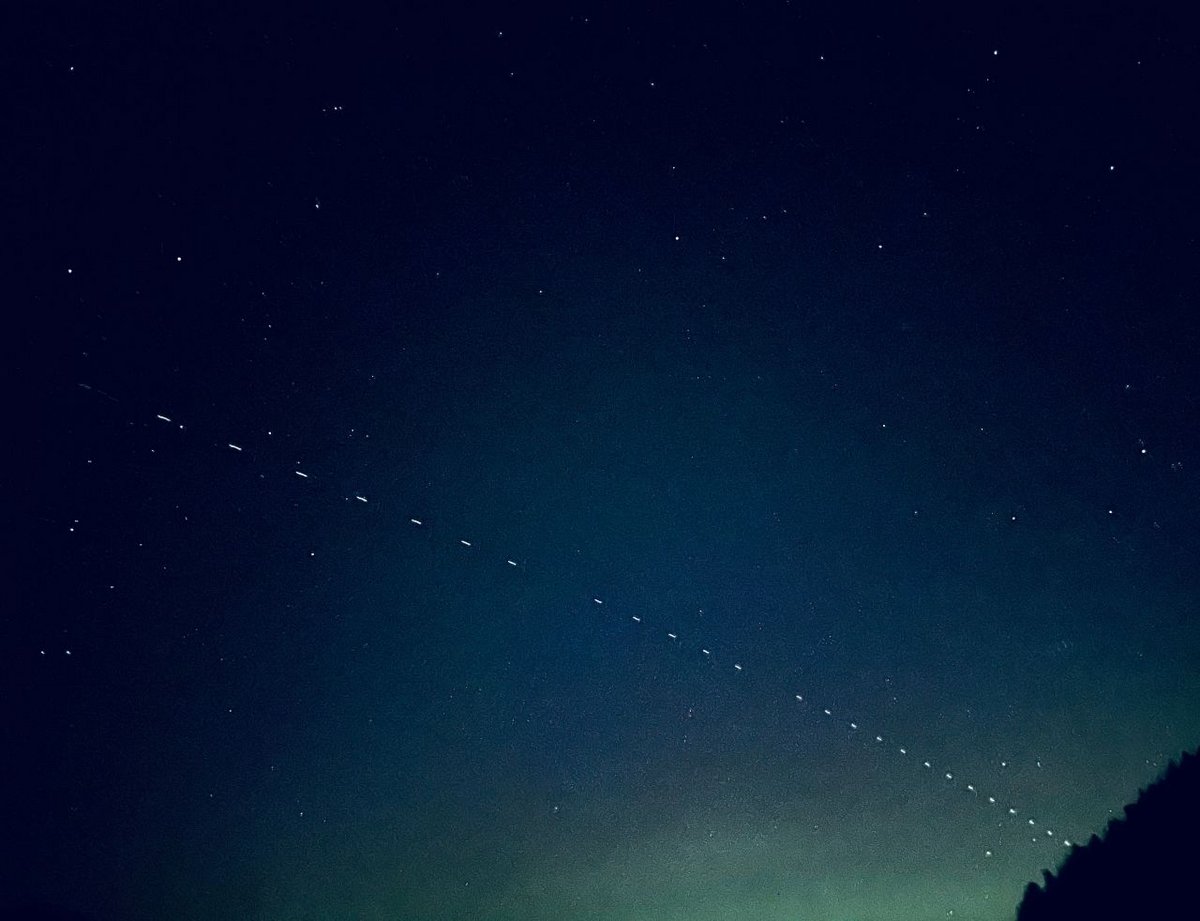 La constellation des satellites Starlink est tellement lumineuse qu'elle est visible à l'œil nu - ©InnovativeBase Artistry / Shutterstock