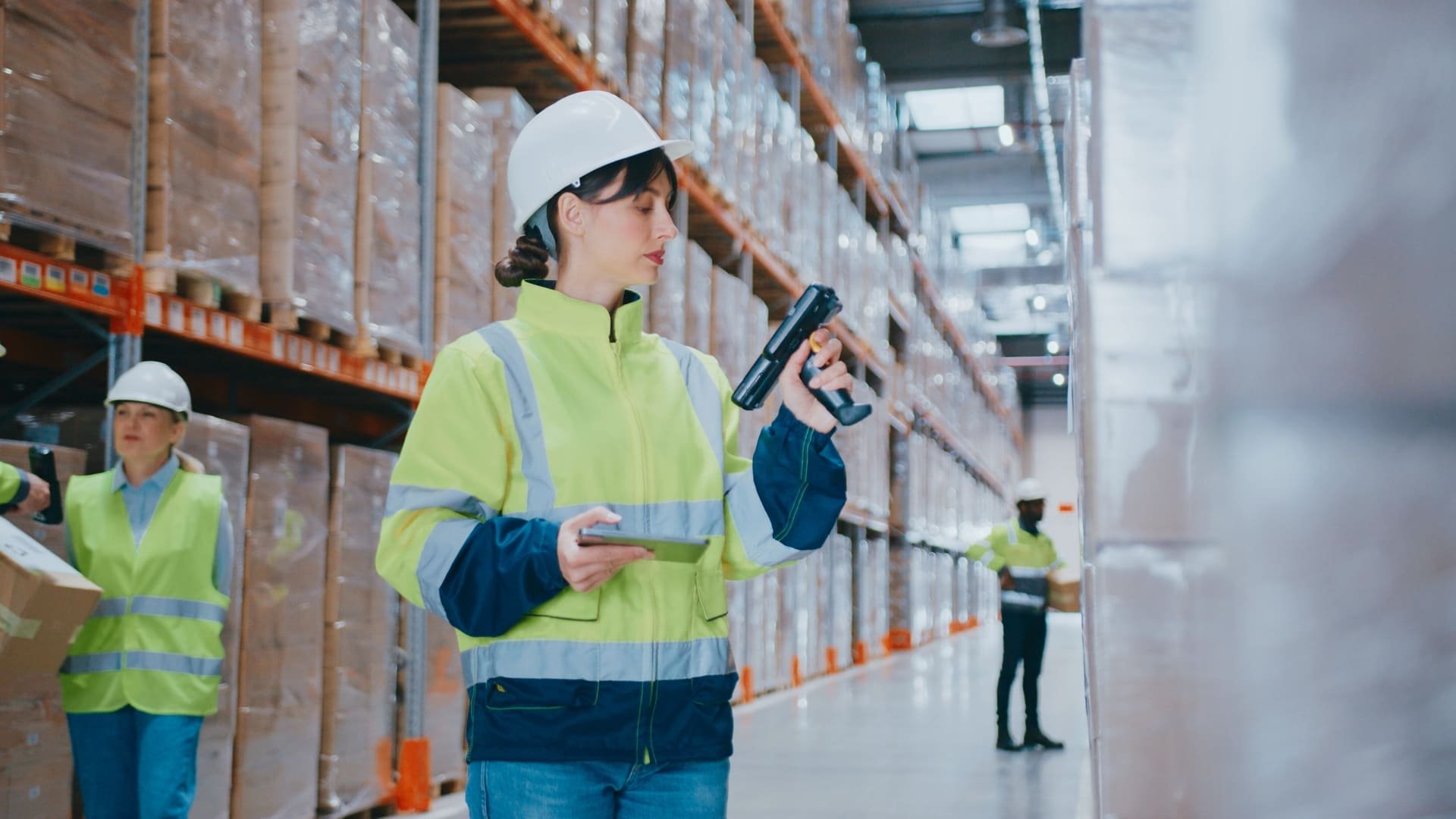 Dans les entrepôts, les scanners utilisés pour suivre les tâches font partie des dispositifs de contrôle encadrés par la CNIL. © VesnaArt / Shutterstock