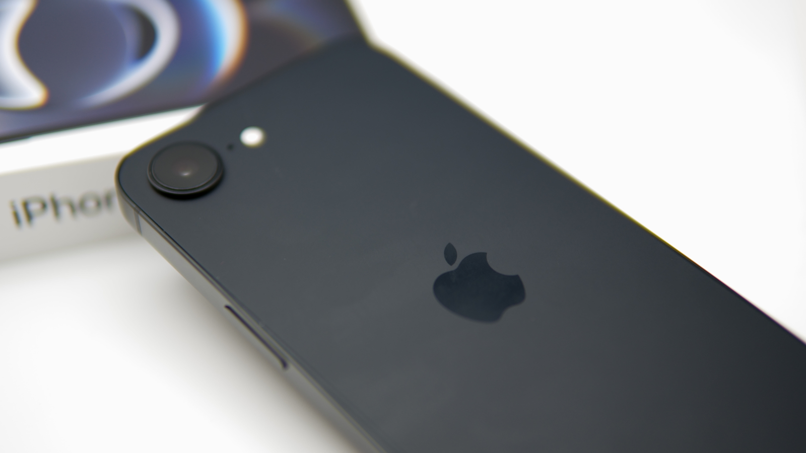 L'objectif arrière ne changerait pas par rapport à l'iPhone 16e. © Shutterstock