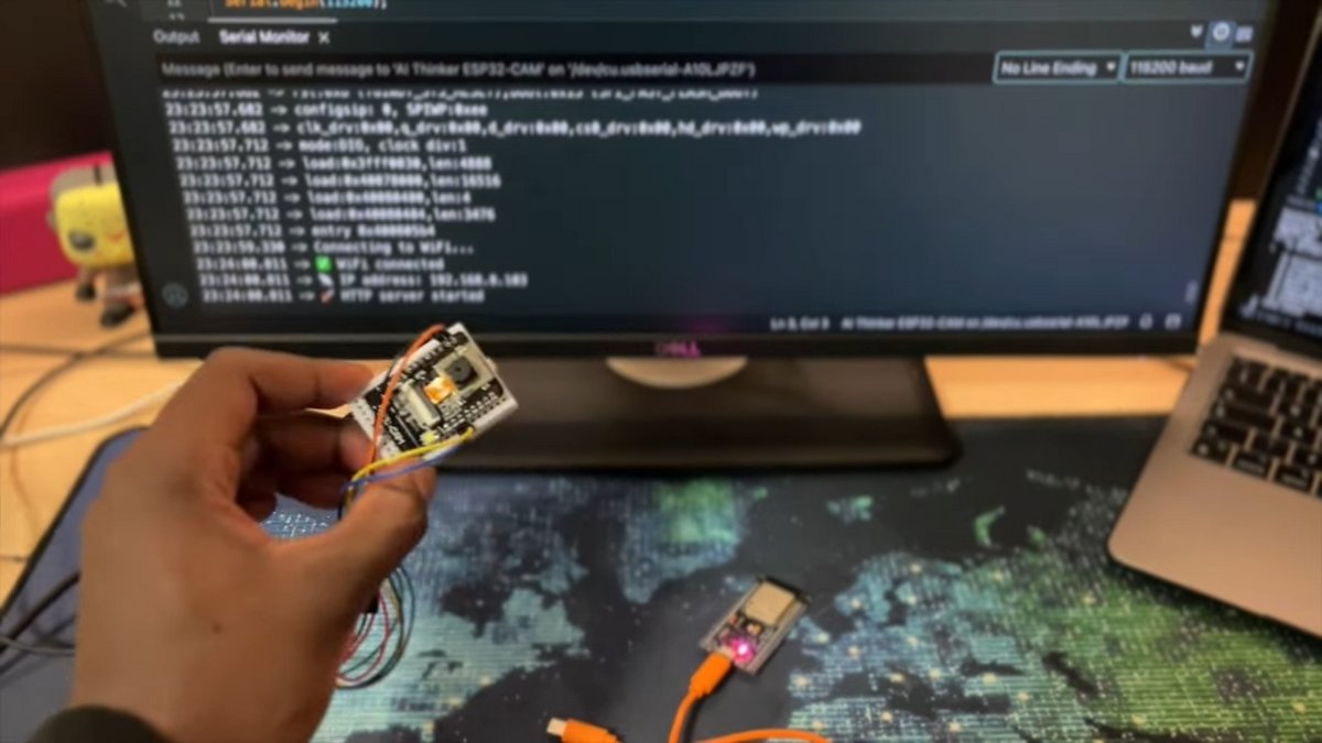 Au cœur de ce dispositif se trouve un microcontrôleur ESP32-CAM, une petite carte électronique peu coûteuse intégrant à la fois une caméra et une connectivité Wi-Fi. © YouTube/Kamo IO