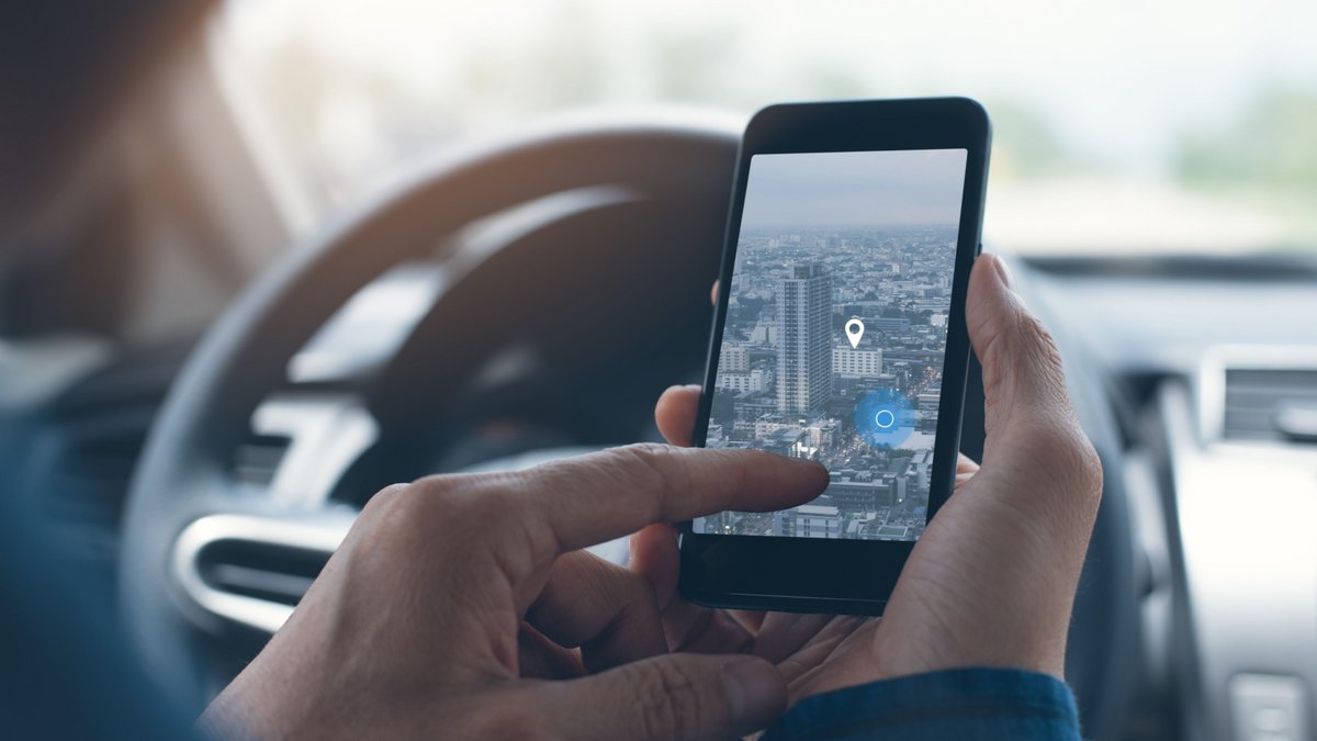 Le recours au smartphone comme GPS est de plus en plus fréquent, impliquant une cybersécurité renforcée.
