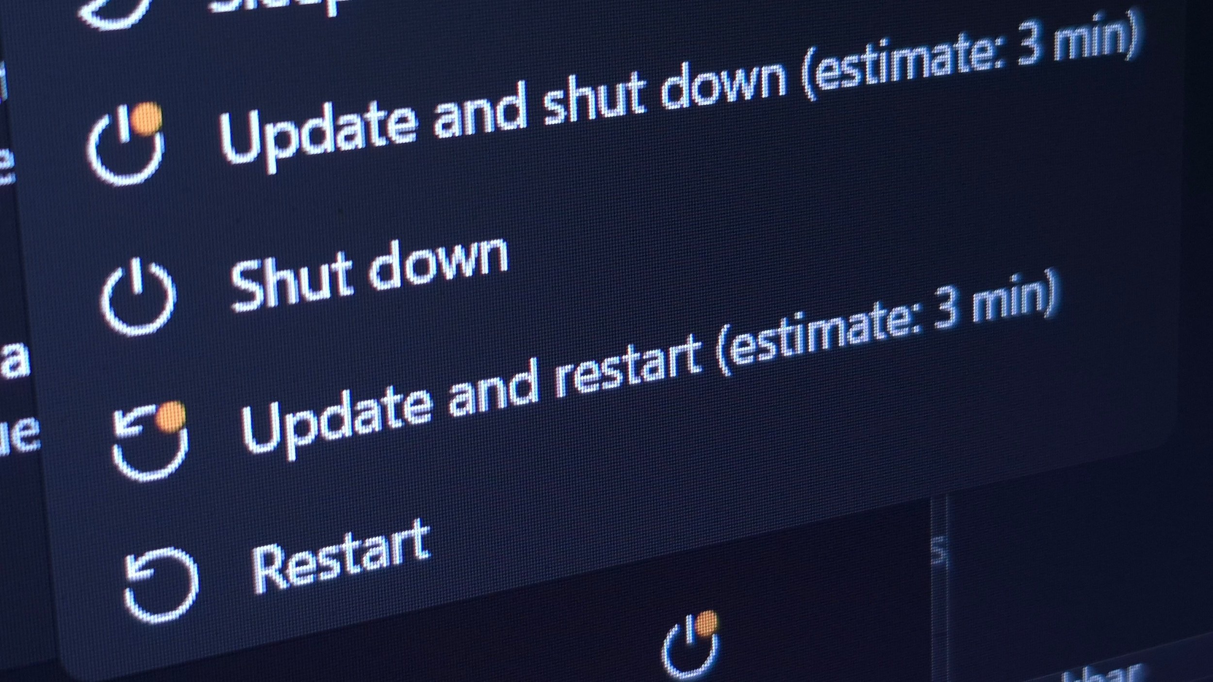 Windows 11 va enfin arrêter de vous imposer ses mises à jour quand vous voulez seulement éteindre votre PC. © Nwz / Shutterstock