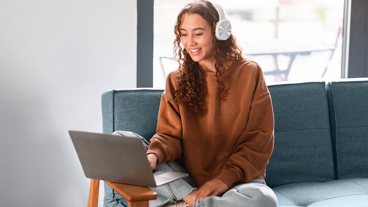 Avec le télétravail, le cloud et le jeu en ligne, une fibre performante est devenue essentielle — sans les services TV souvent superflus. ©Shutterstock