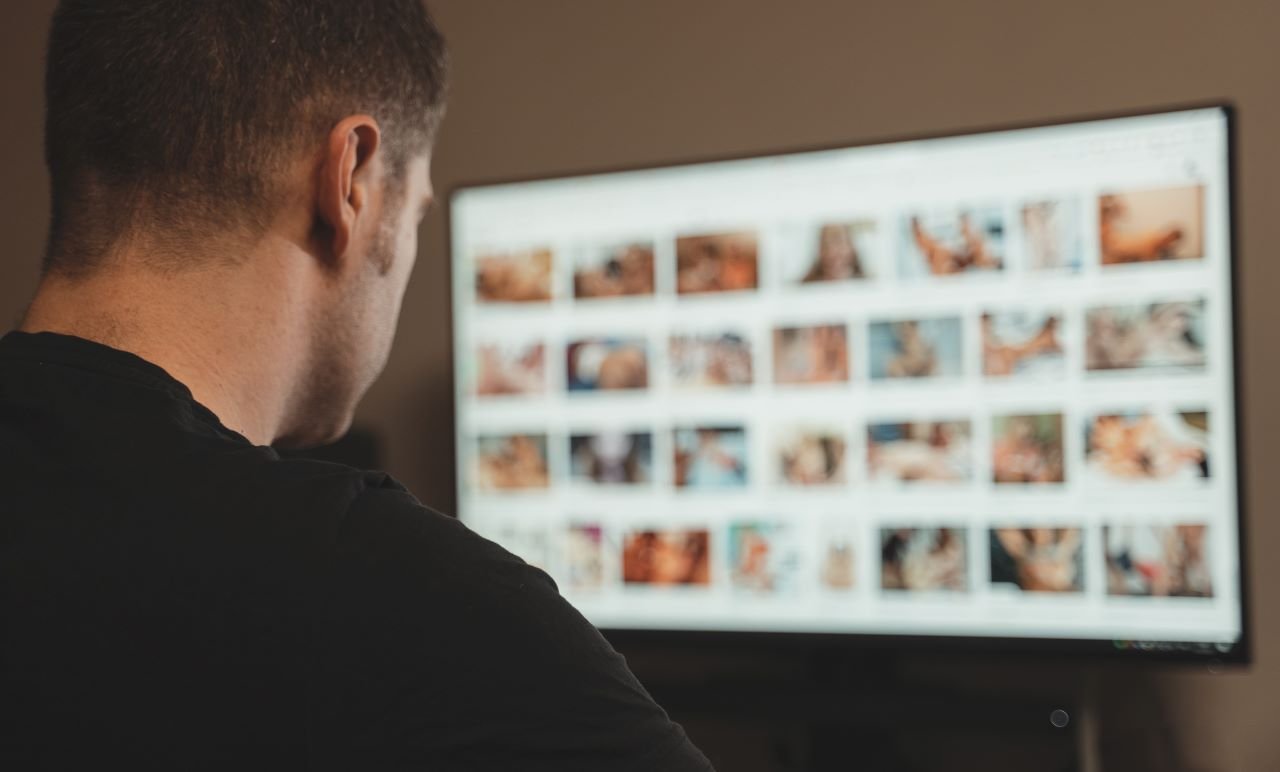 Le contenu pornographique continue d'être aisément accessible © M-Production / Shutterstock