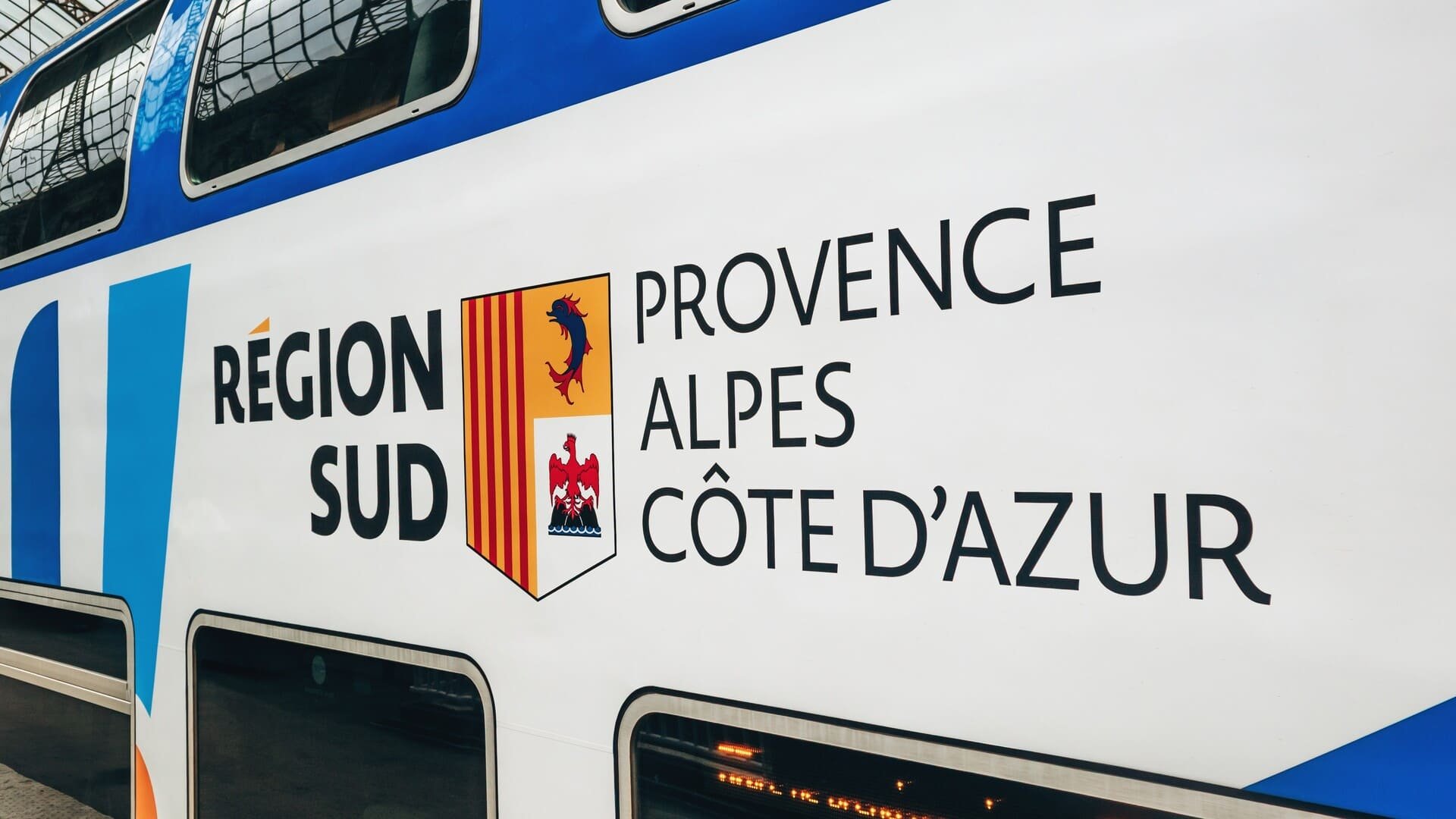 Sur les trains ZOU !, le logo de la Région Sud rappelle qui fixe les règles, de la desserte jusqu’au remboursement. © Andrei Antipov / Shutterstock