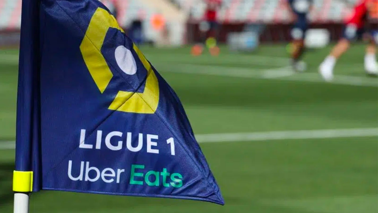 Un drapeau de corner afficant le logo de la Ligue 1 de football