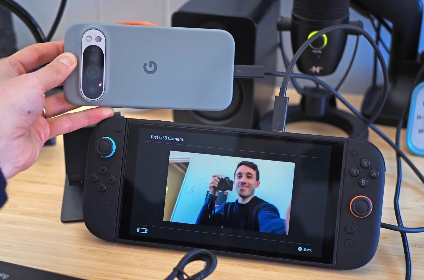 Votre Google Pixel s'improvise œil de lynx pour la Switch 2. © Cameron Faulkner / The Verge