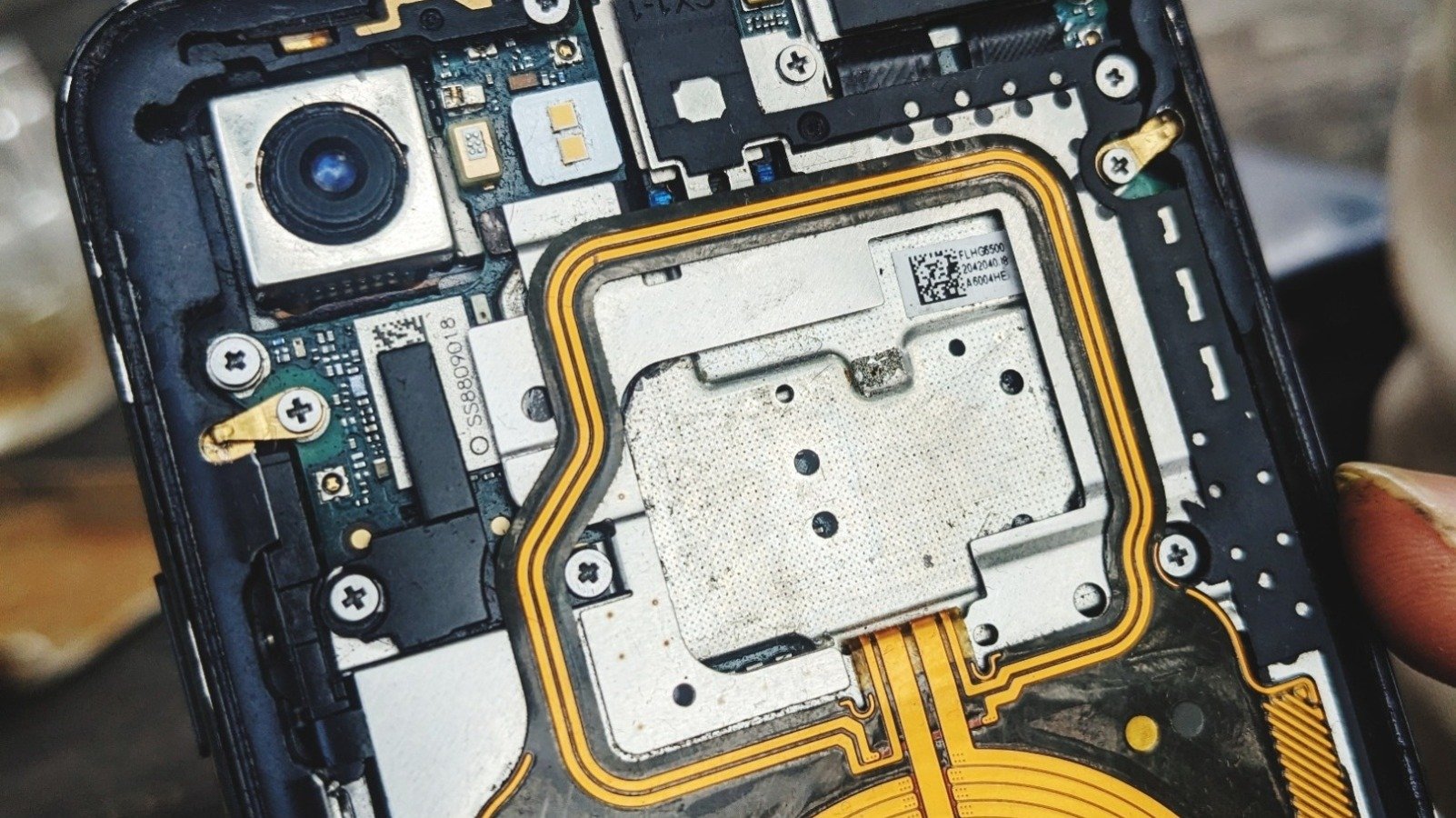 Selon les mesures de Google Research, entre 25 et 50 cartes mères de téléphones égalent la puissance d'un seul serveur de ce type - ©muhar_1009 / Shutterstock