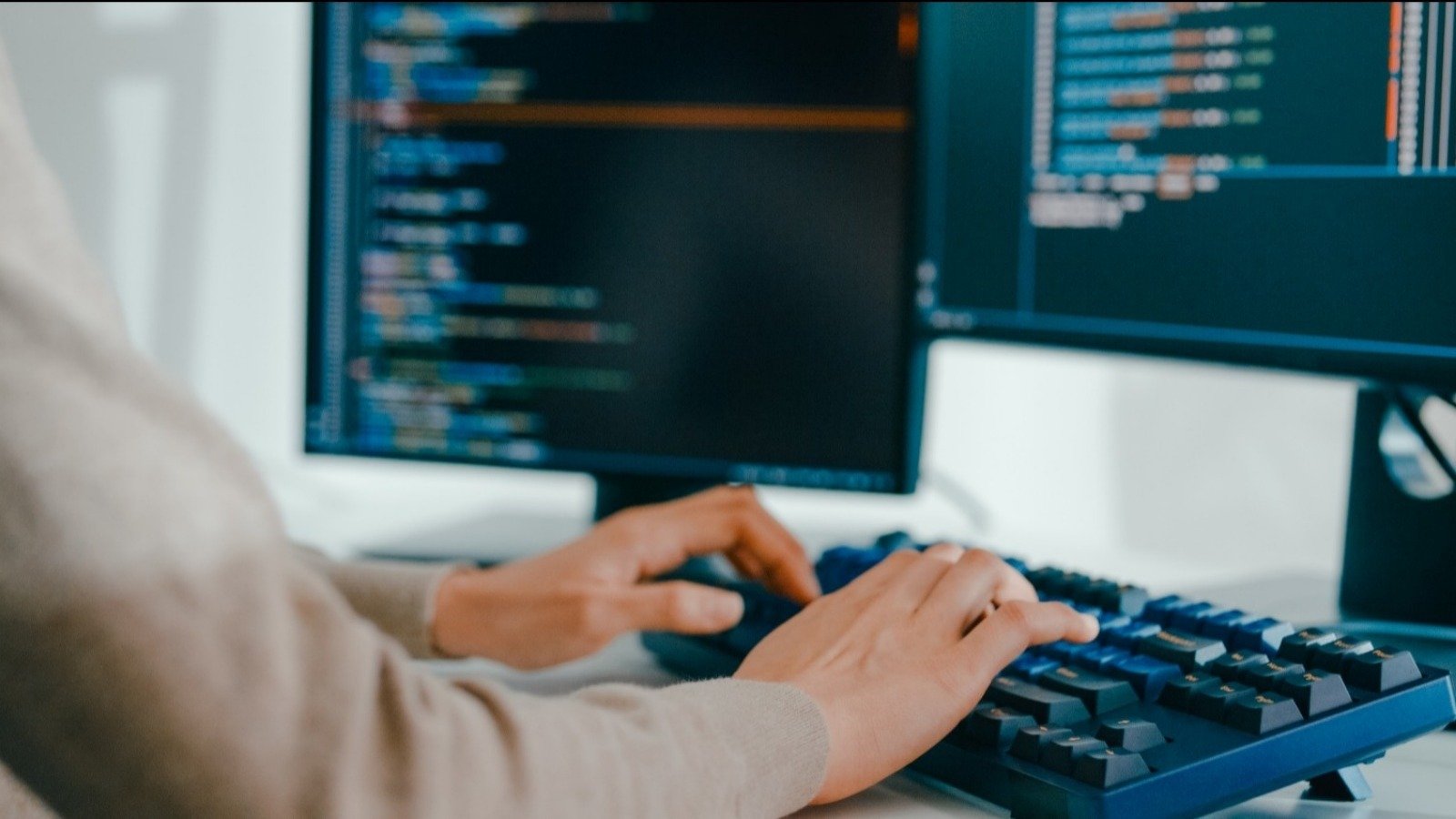 L'utilisateur envoie un e-mail ou un numéro de téléphone. Il reçoit en retour les correspondances trouvées dans des bases compilées au fil des cyberattaques, parfois par milliards de lignes - ©Tirachard Kumtanom / Daniel Drew