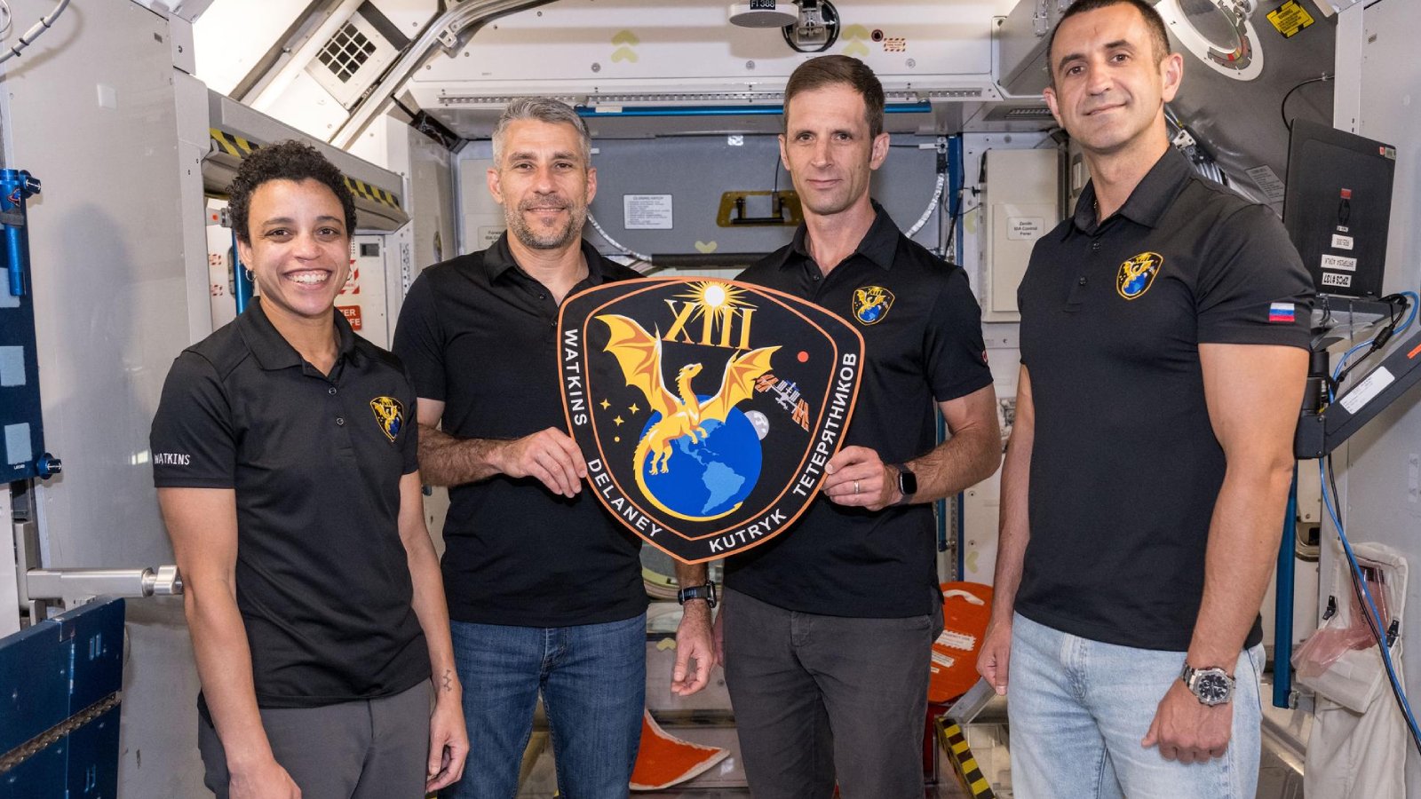 Les quatre membres de la mission SpaceX Crew-13 de la NASA. De gauche à droite : la commandante Jessica Watkins et le pilote Luke Delaney, tous deux de la NASA, ainsi que les spécialistes de mission Joshua Kutryk et Sergey Teteryatnikov. ©NASA/Morgan Gridley