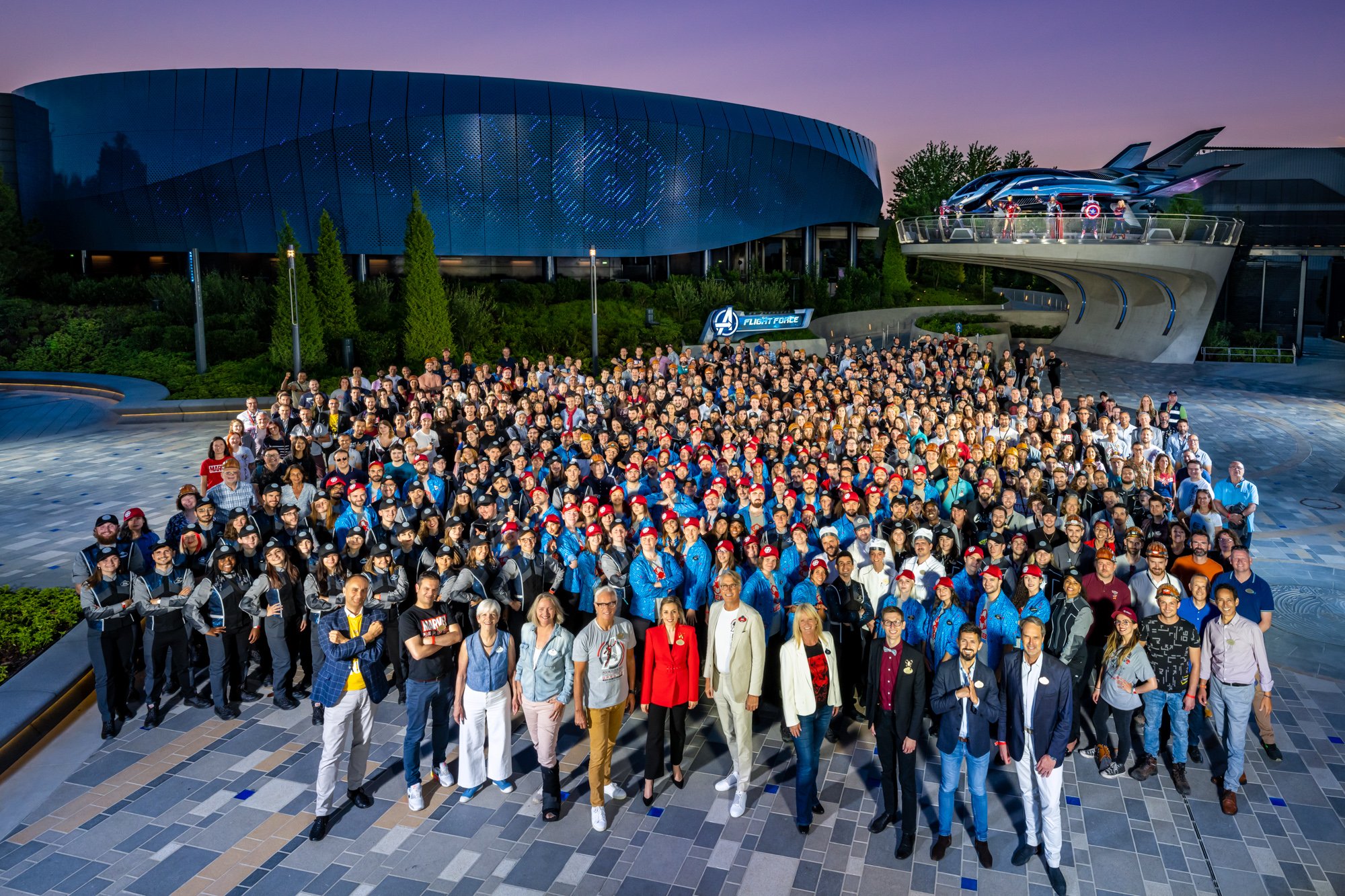 L'Avengers Campus et ses « mains », ou cast members (© Disneyland Paris/Marvel)