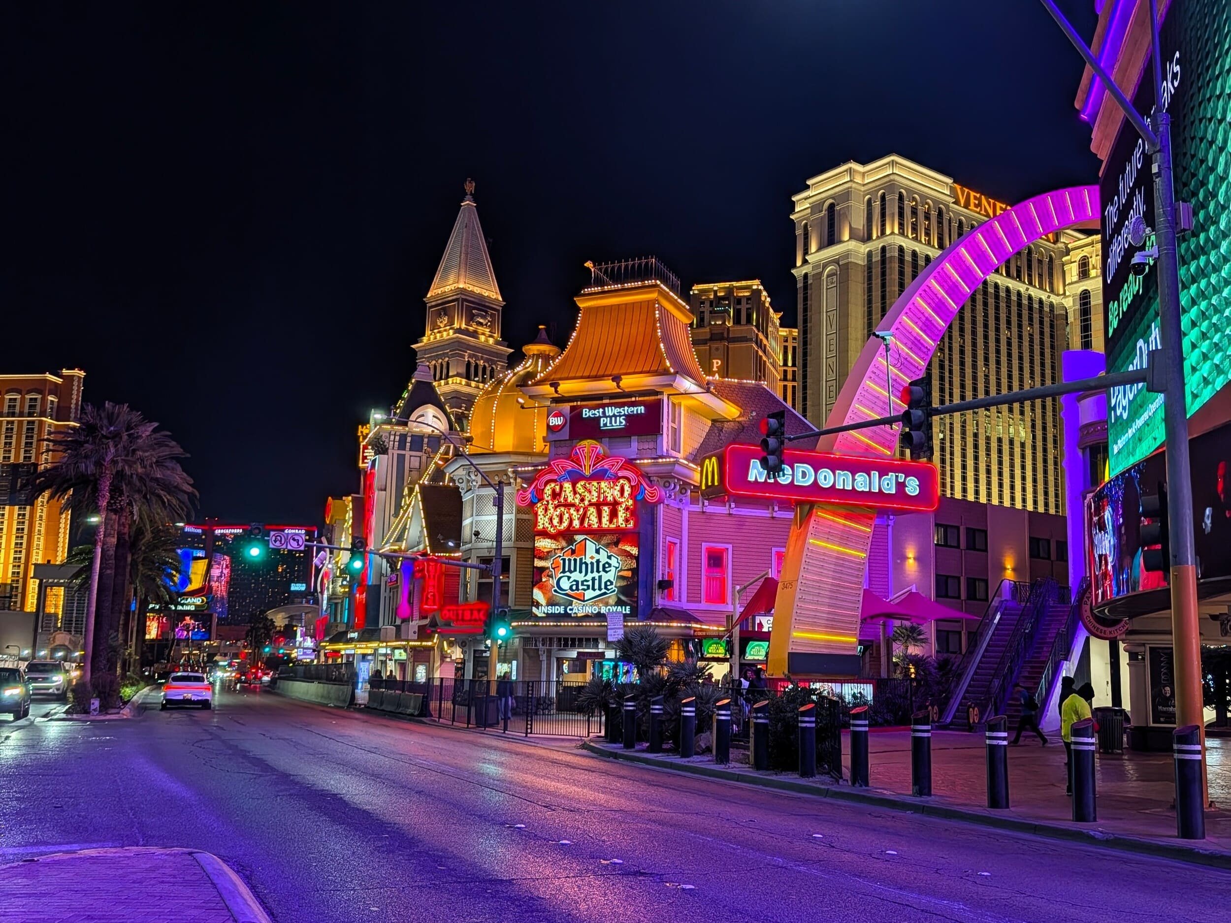 Bienvenue à Las Vegas ! Nous sommes ici sur l'iconique Strip, véritable cœur de la Sin City. ©Alexandre Boero/Clubic