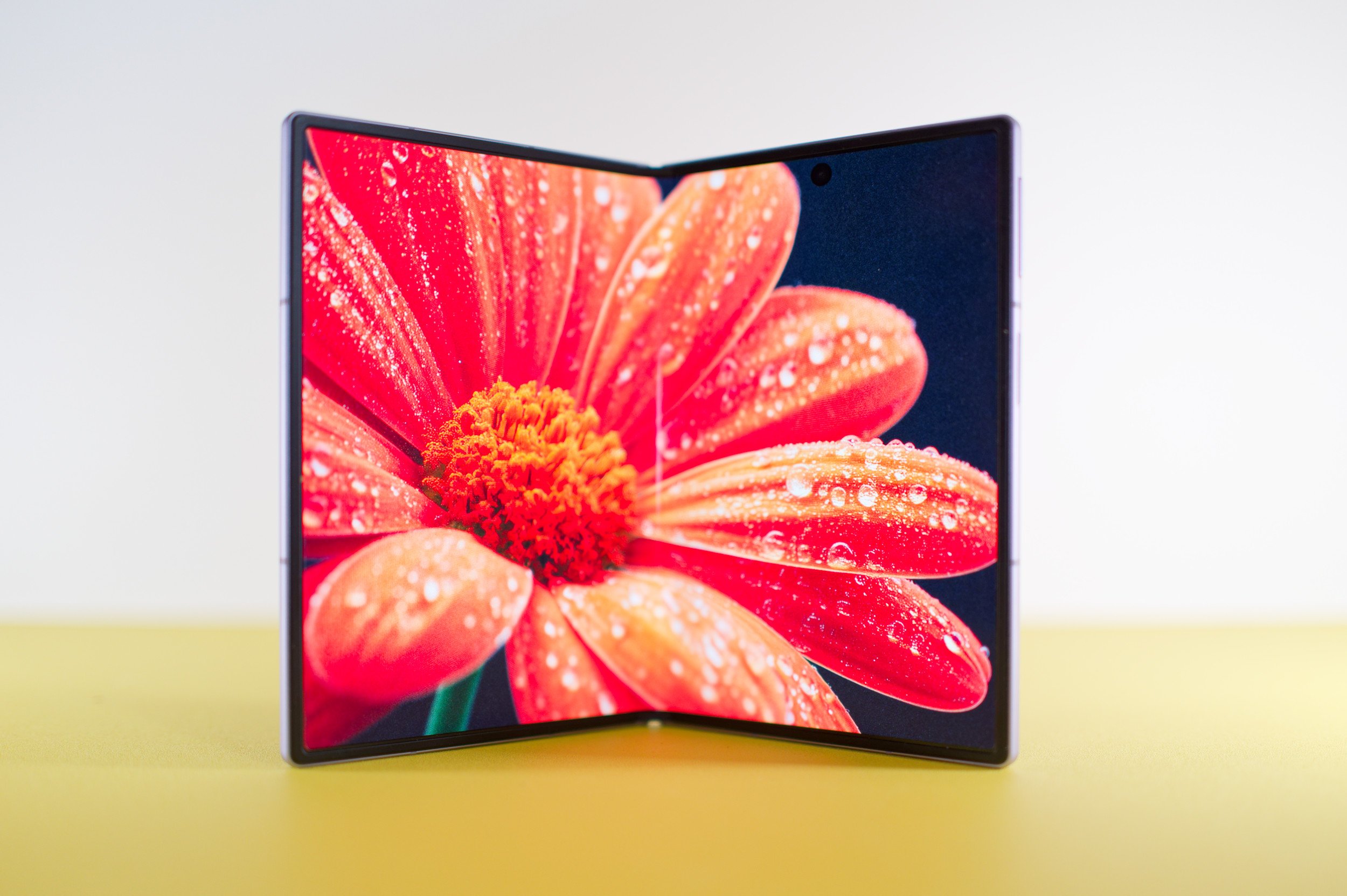 Le Galaxy Z Fold 8 a ouvert le bal des smartphones au format "passeport". ©Marc Mitrani pour Clubic