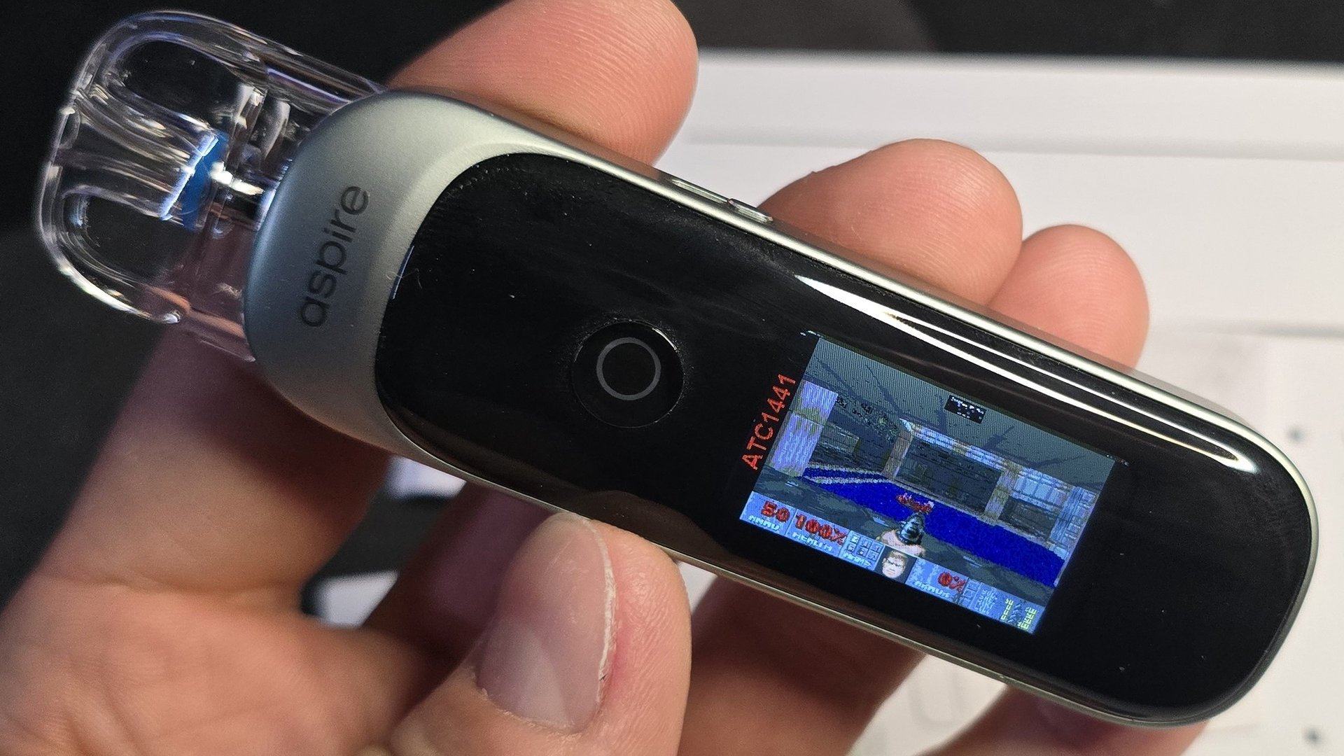 La vapoteuse Aspire PIXO intègre une dalle écran de 323 x 173 pixels. ©atc1441