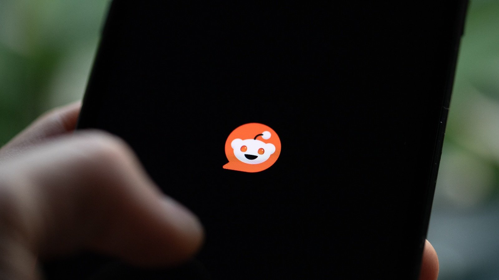 L’entreprise veut freiner les robots d’IA qui aspirent ses discussions, mais elle perd aussi chaque semaine des visiteurs venus de Google, et tire la majeure partie de ses revenus de ses membres connectés - ©Melinda Nagy / Shutterstock