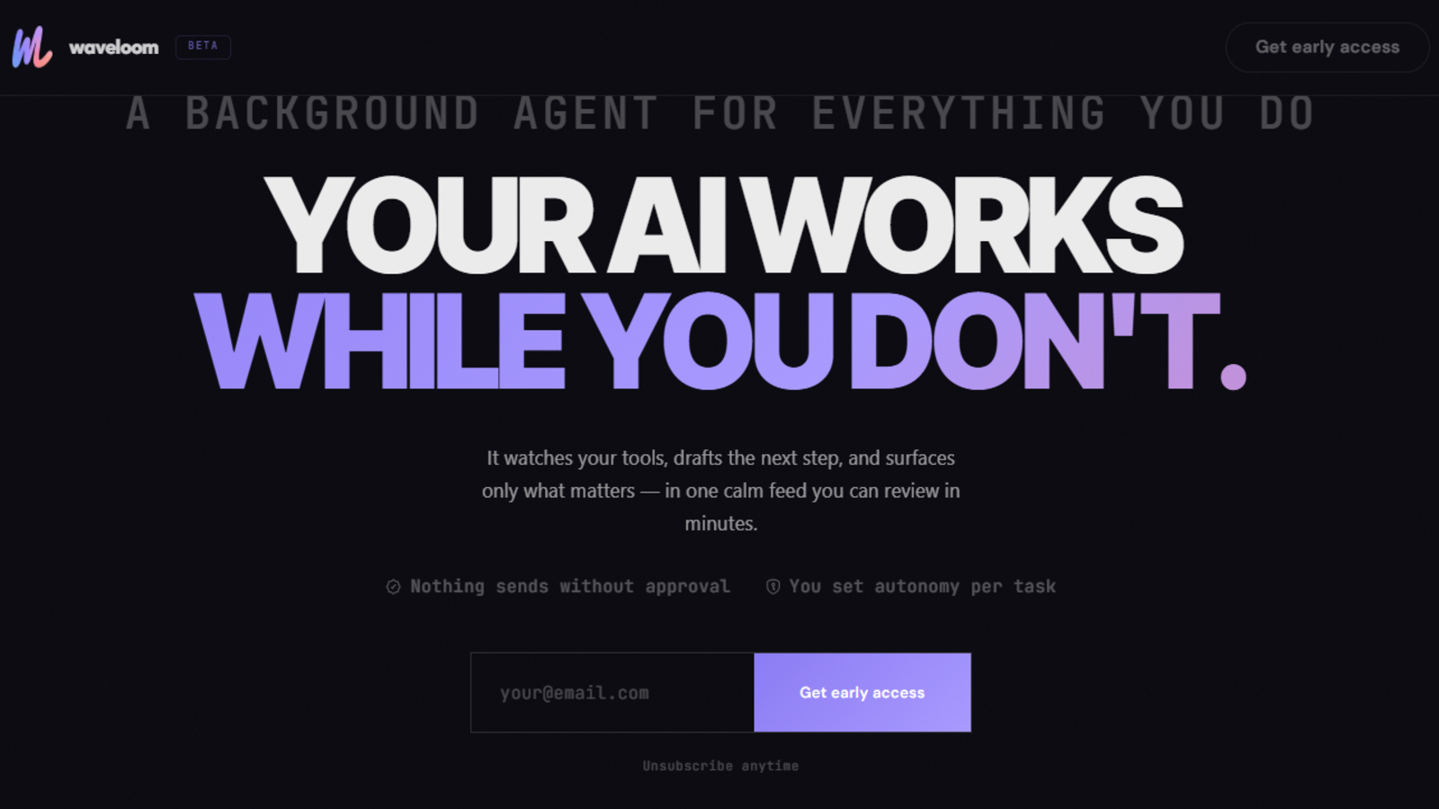 Waveloom se présente comme un agent IA en arrière-plan capable de surveiller les outils de travail, de préparer les prochaines actions et de faire remonter uniquement les informations importantes, tout en laissant l’utilisateur valider avant tout envoi. © Waveloom