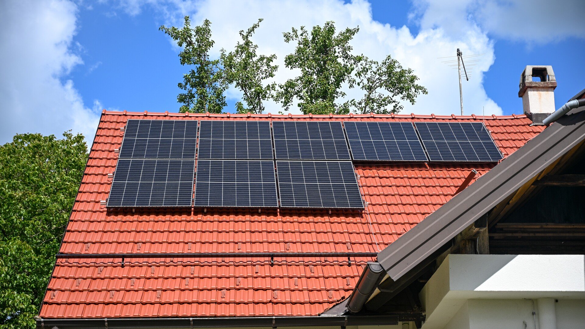 Des panneaux solaires installés sur un toit résidentiel. © Ajdin Kamber / Shutterstock