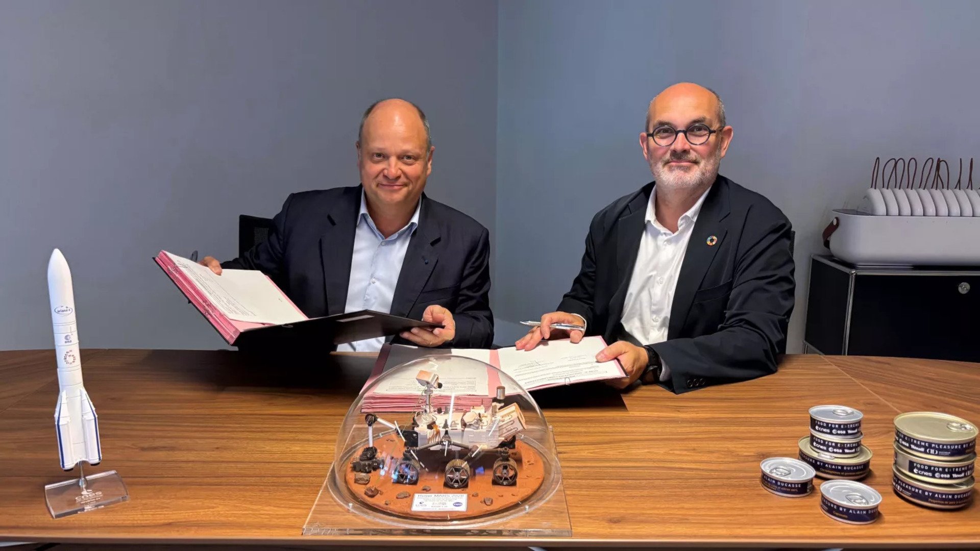 À gauche, Lionel Suchet, directeur général délégué du CNES ; et à droite, Loïc Hénaff, président-directeur général du groupe Jean-Hénaff. © CNES