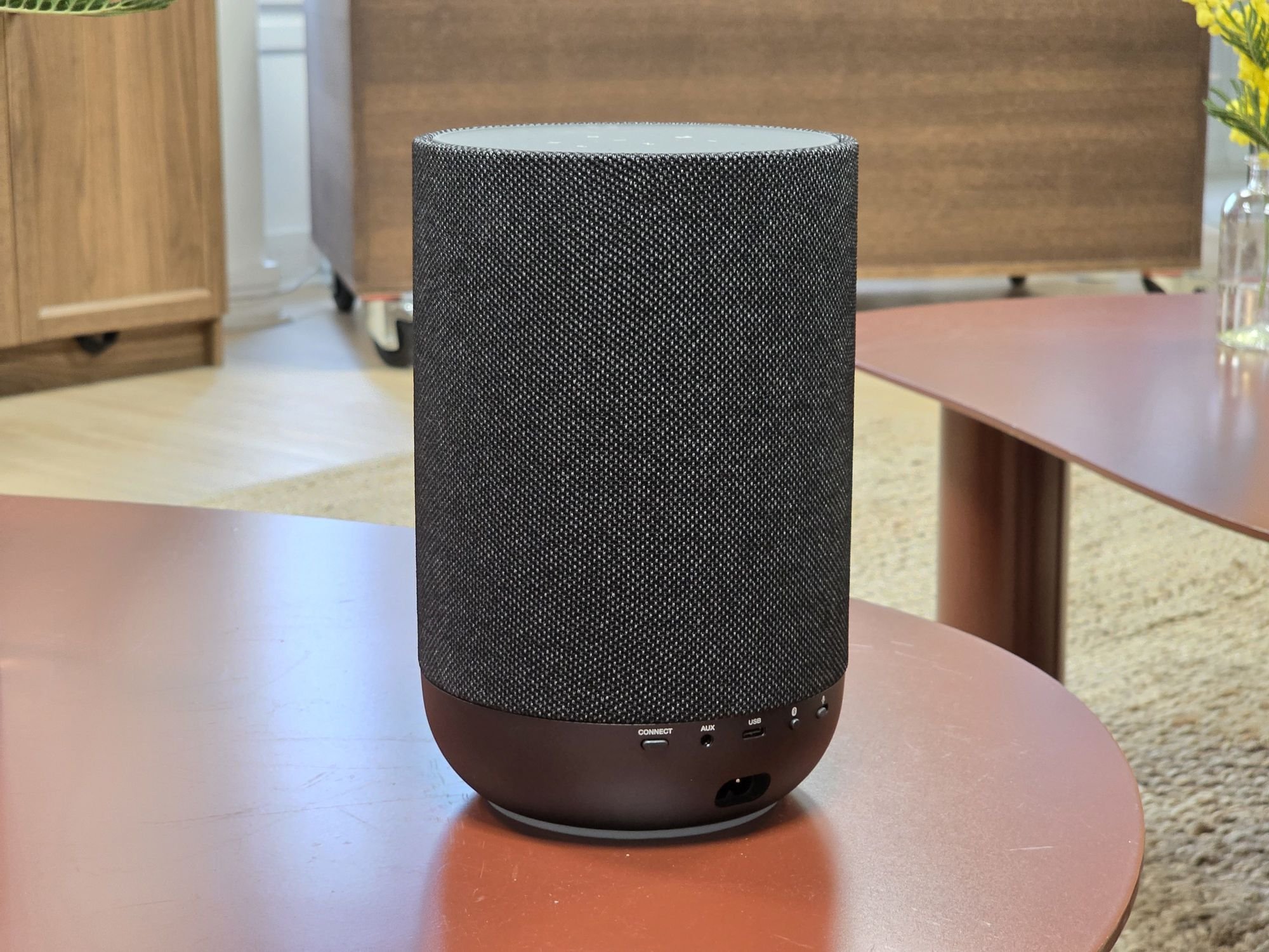 La Denon Home 200 est disponible en gris, mais également en noir et gris anthracite, ce qui la rend tout de même un peu austère. © Guillaume Fourcadier pour Clubic