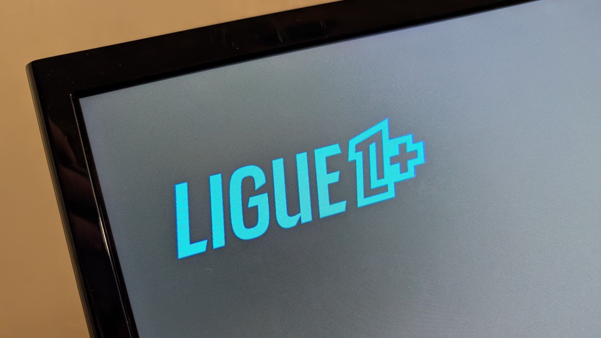 Le logo de Ligue 1+ affiché à l'écran, la plateforme désormais unique diffuseur du championnat de France. © Alexandre Boero / Clubic