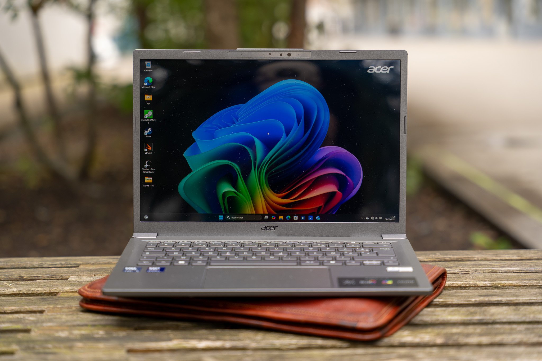 Avec ses grosses bordures, l'Acer Aspire 14 AI n'est pas le plus bel ultraportable du marché... ses qualités sont ailleurs. ©Clubic