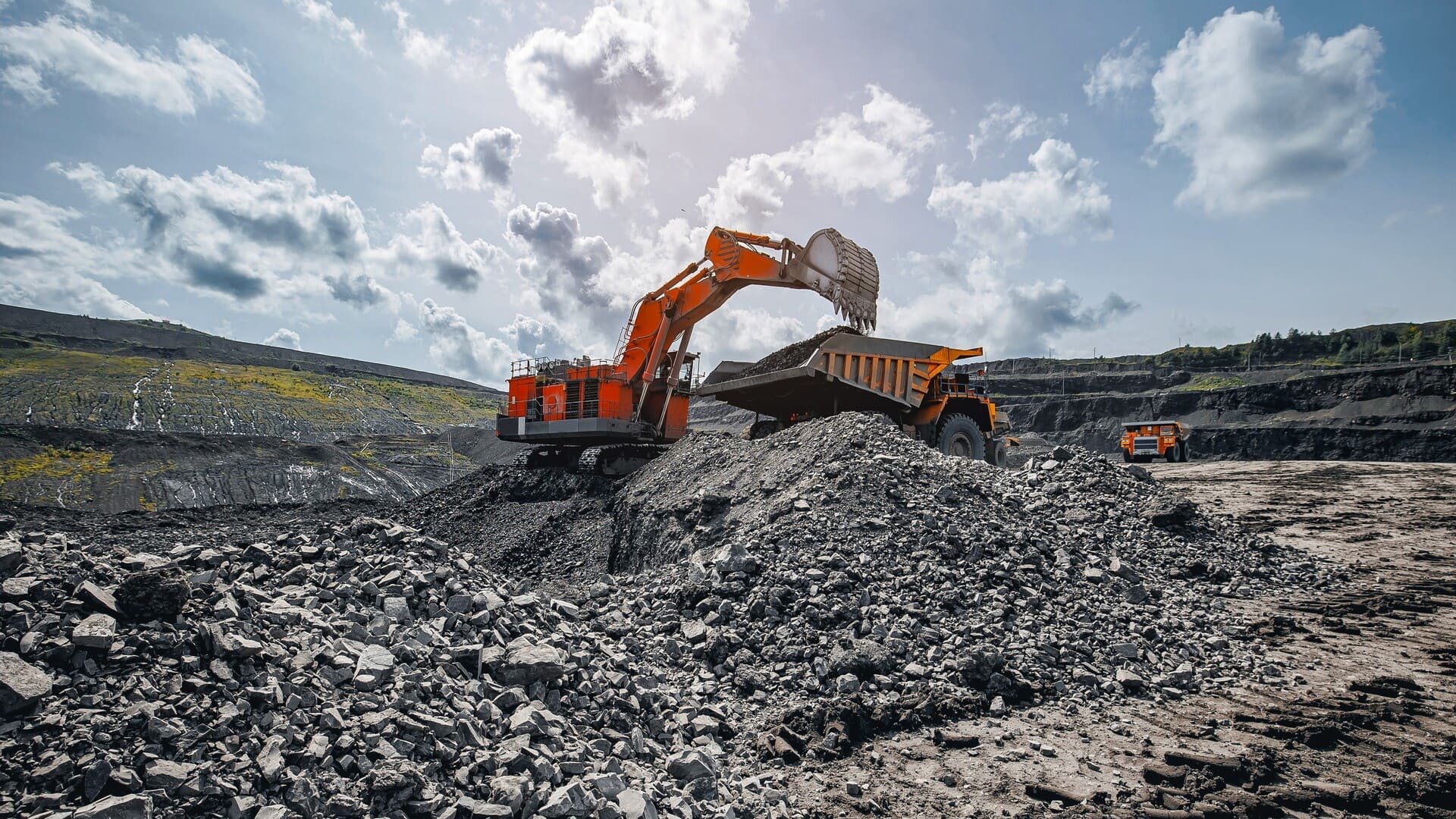 Une pelleteuse charge du charbon dans une mine à ciel ouvert. Ce type d'extraction, semblable à celle pratiquée à Ekibastouz, doit alimenter les futurs data centers dédiés à l'intelligence artificielle au Kazakhstan. © Parilov / Shutterstock