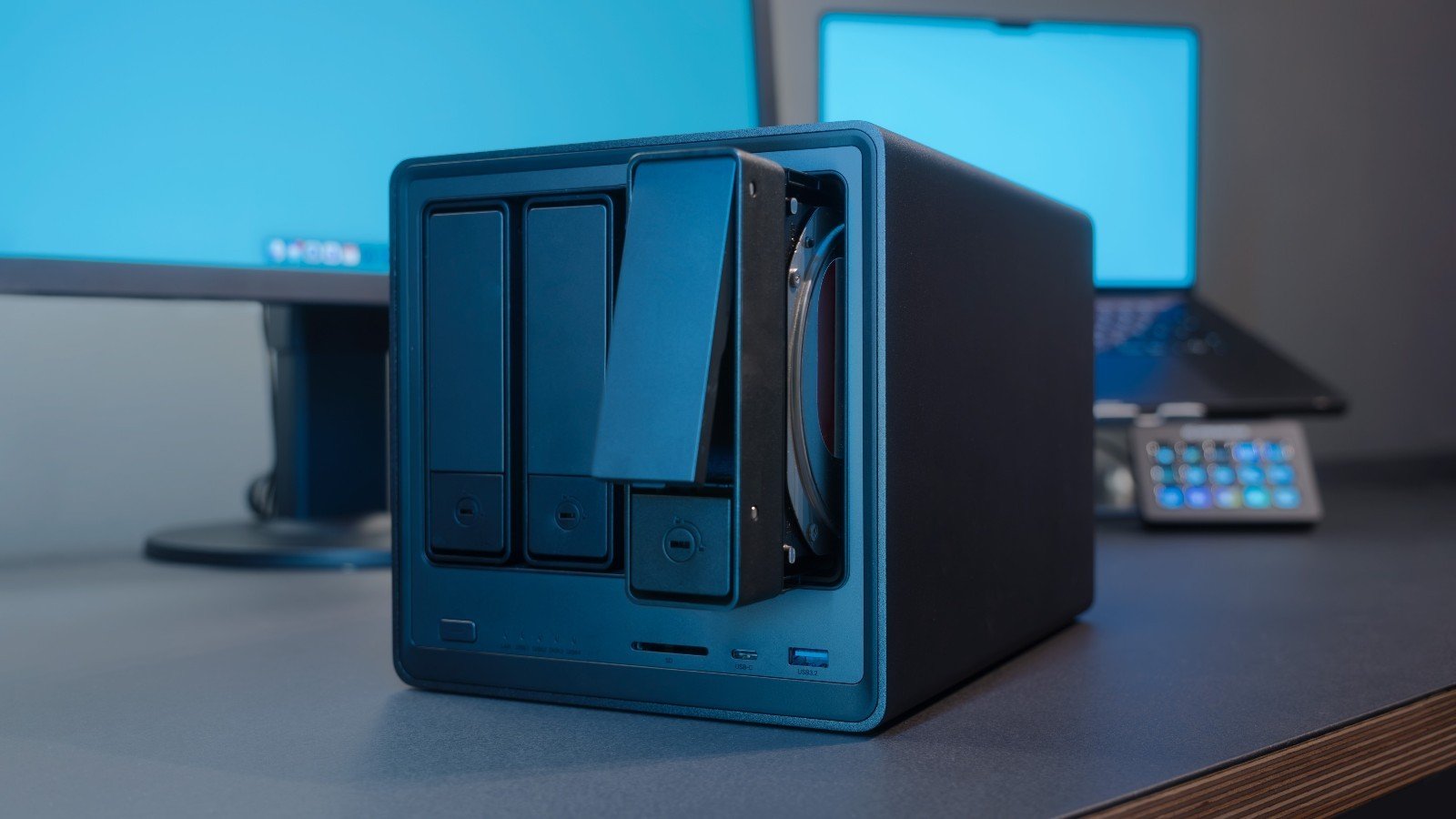 Un NAS, pour Network Attached Storage, est un boîtier rempli de disques durs, branché sur le réseau de l'entreprise. Chacun peut y déposer et y récupérer ses fichiers comme dans un coffre commun - ©stock_wichel / Shutterstock