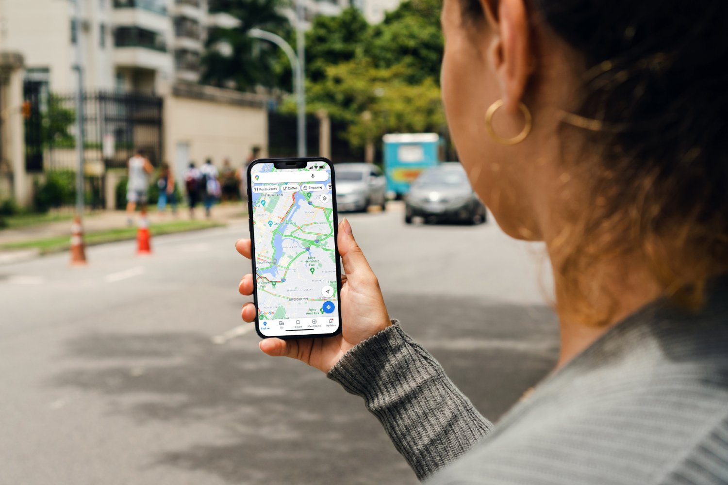 Avec son pouce (ou n'importe quel autre doigt), il est tout à fait possible de zoomer/dézoomer sur Google Maps. ©Diego Thomazini / Shutterstock