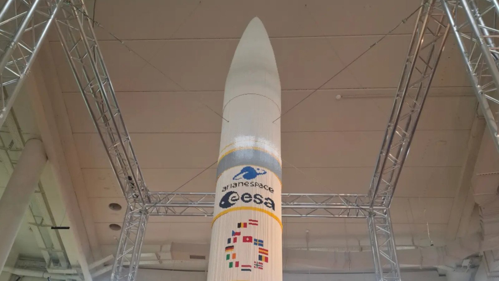 La reproduction en Lego de la fusée Ariane 6, suspendue au centre McArthurGlen Paris-Giverny à Vernon, où le record du monde a été établi. © Nicolas Rocket Collection